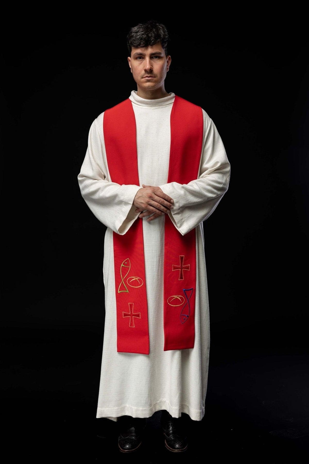 Rote bestickte Priesterstola mit Fisch-Brot-Kreuz-Motiv, vorne getragen