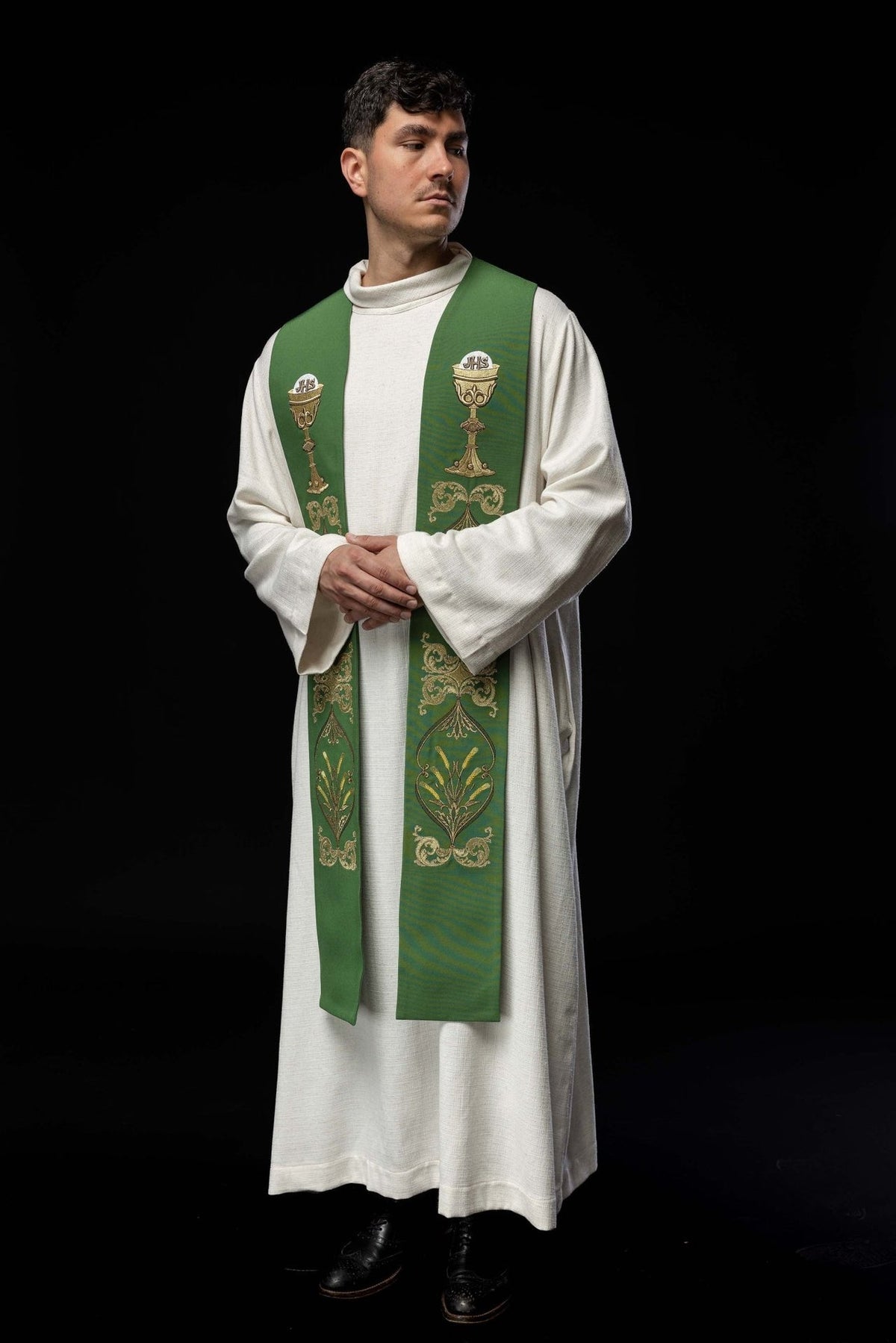 Grüne Priesterstola, Rückansicht mit kleinem goldenen Kreuz