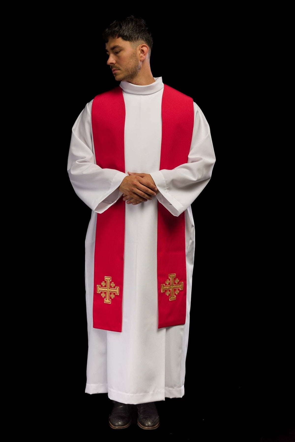 Priesterstola rot besticktes Jerusalem Kreuz, frontal getragen mit zwei goldenen Jerusalemkreuzen