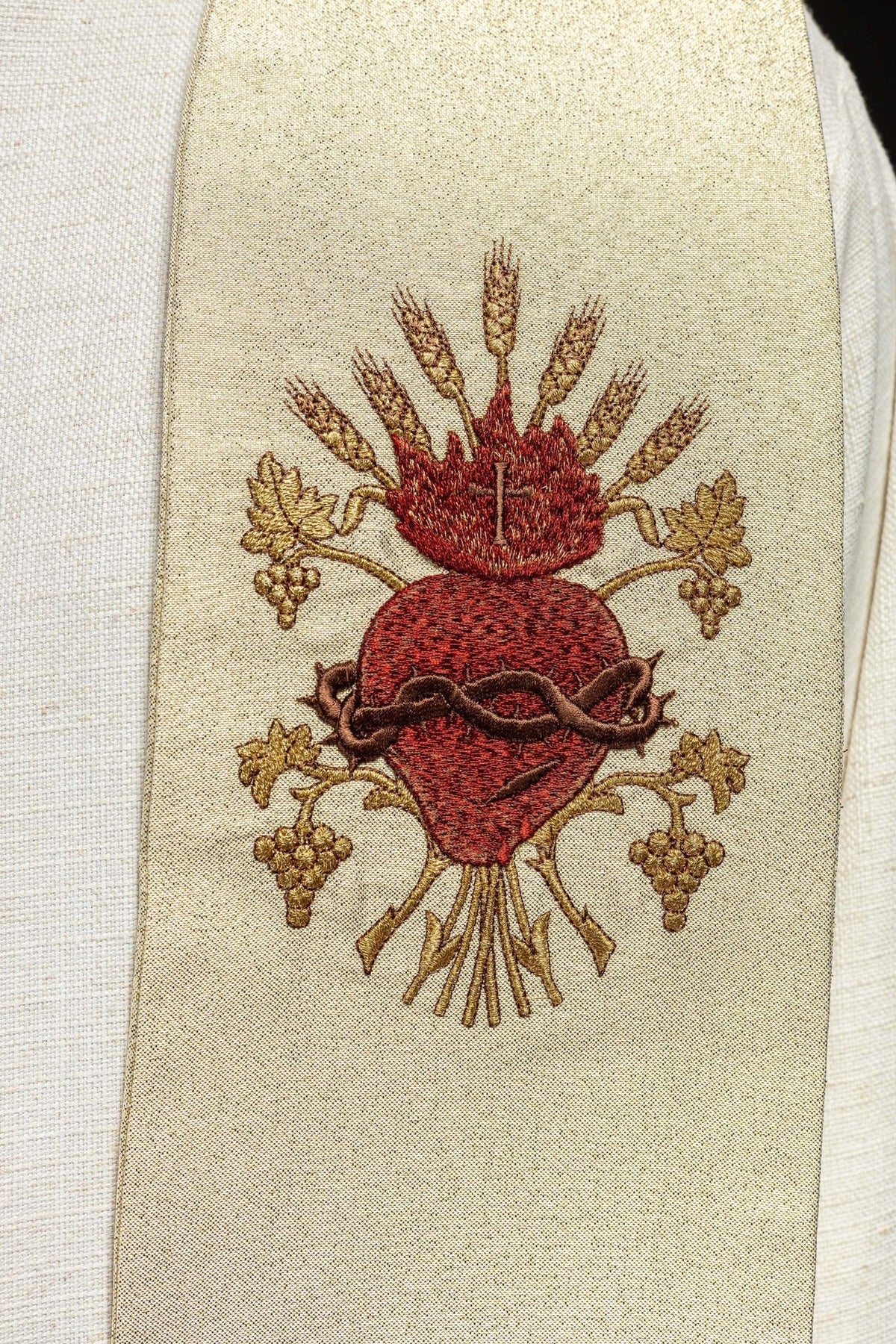 Priesterstola, Nahaufnahme des roten Herz-Jesu-Motivs mit Ähren, Weintrauben und goldener Stickerei