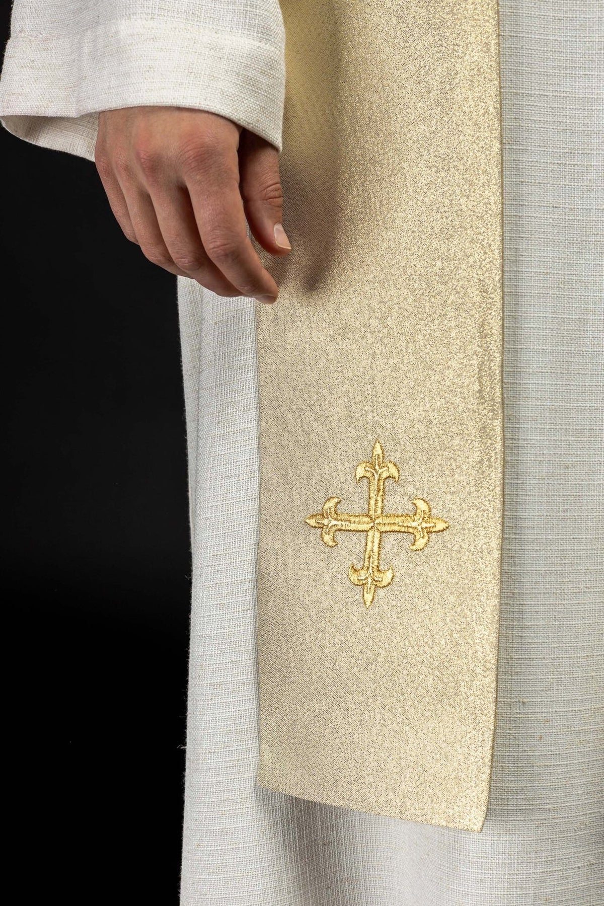 Goldene Priesterstola, Detailansicht des unteren Endes mit besticktem Kreuz