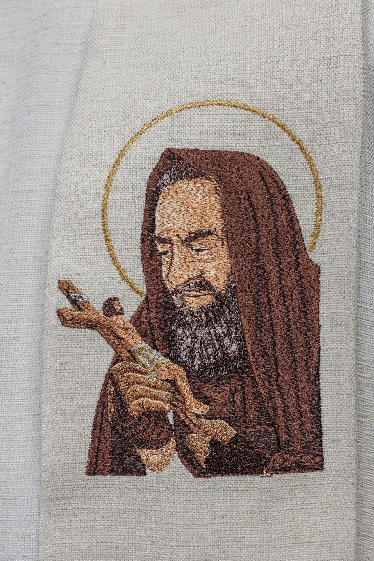 Stola mit besticktem Bildnis von Pater Pio, Detailaufnahme in Weiß und Gold