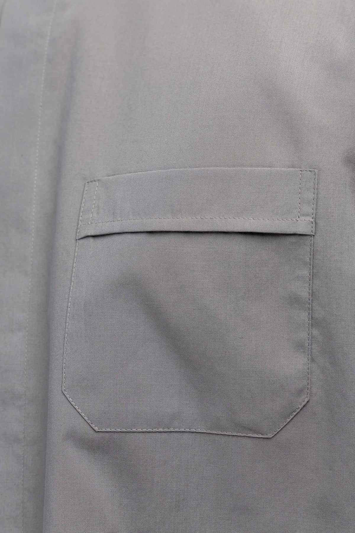 Klerikerhemd mit Brusttasche, Nahaufnahme der hellgrauen Tasche mit Patte