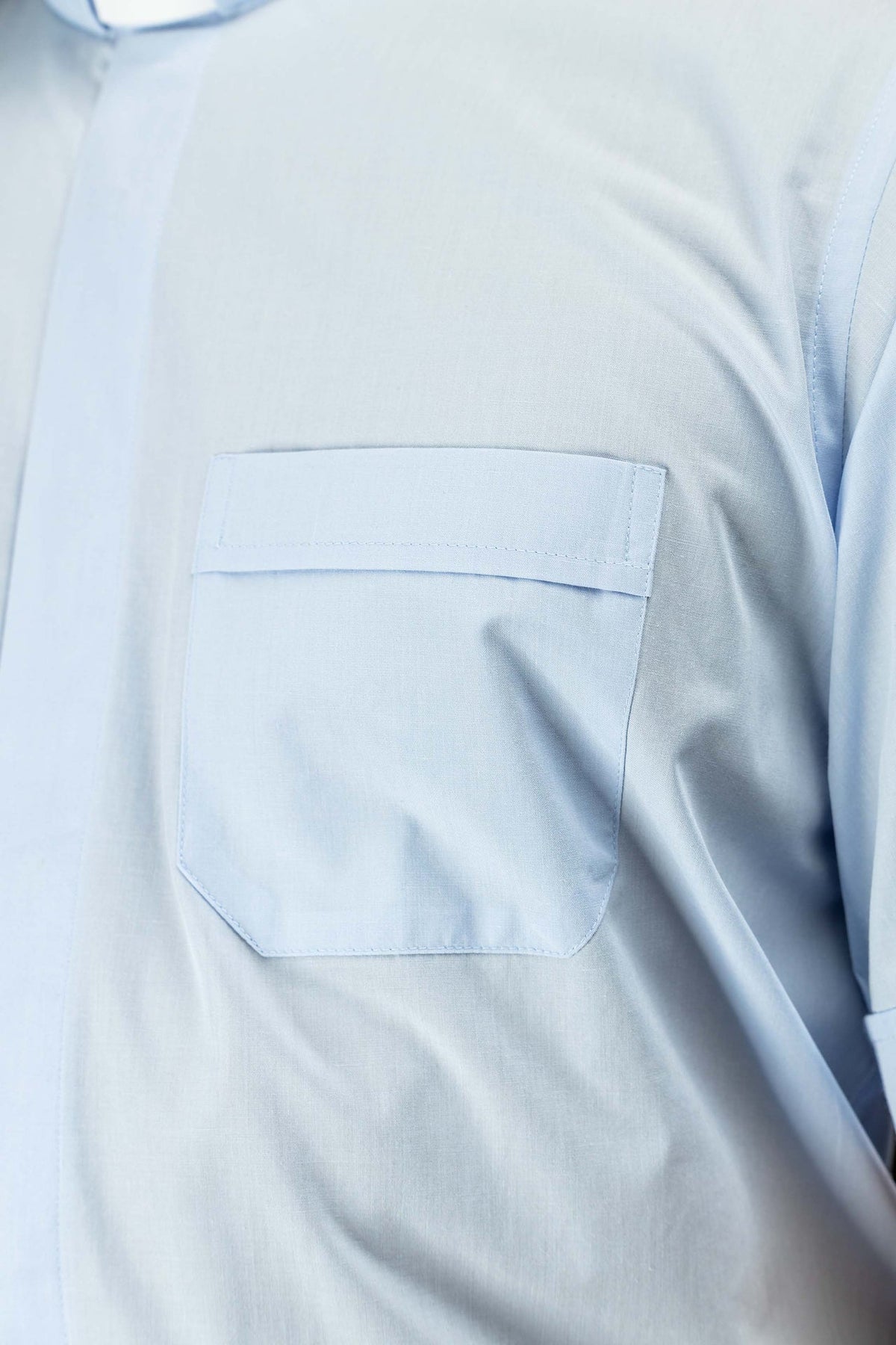 Blaues Klerikerhemd, Detail der aufgesetzten Brusttasche