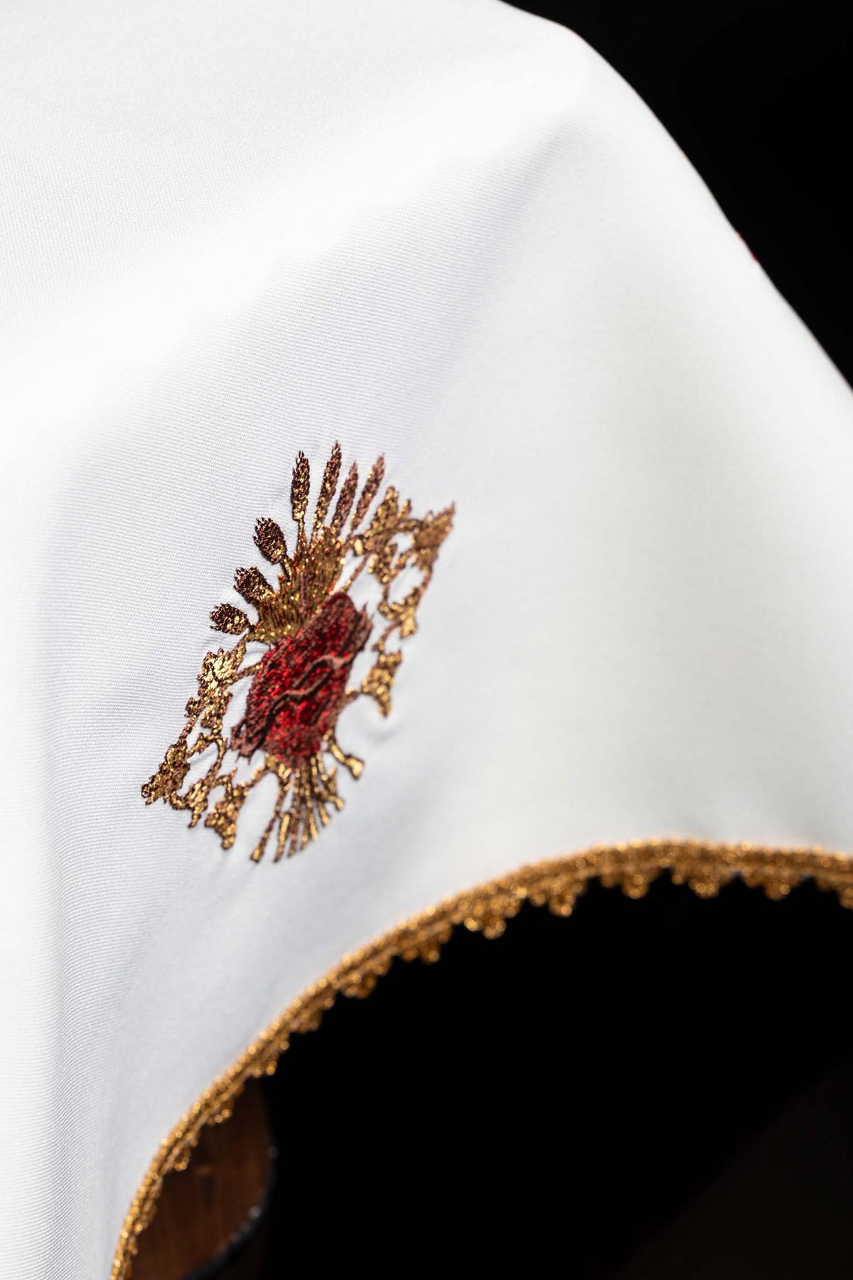Kelchvelum mit Herz-Jesu-Stickerei, Detailansicht der goldenen Randborte