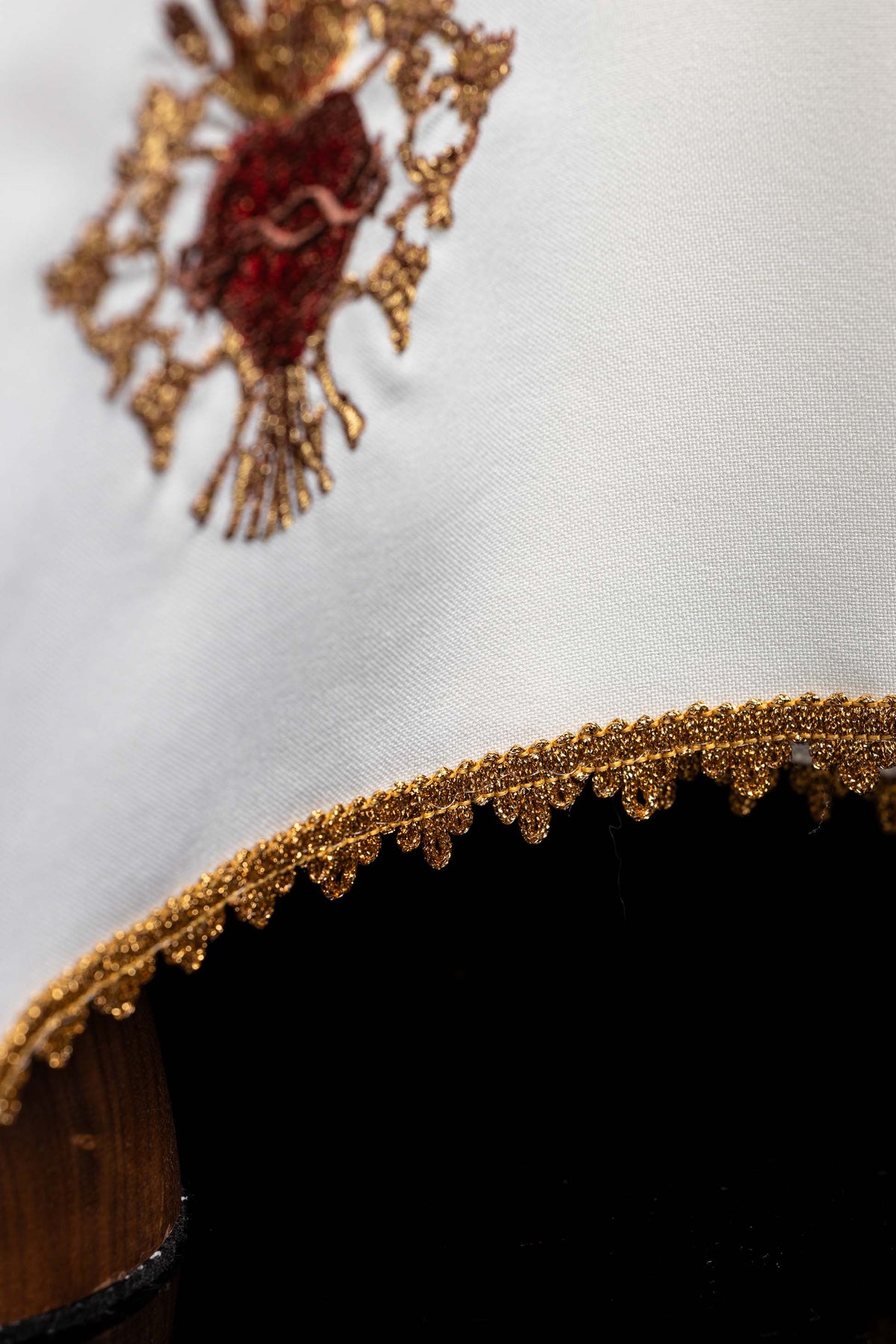 Kelchvelum mit Herz-Jesu-Motiv, Nahaufnahme der goldenen Borte