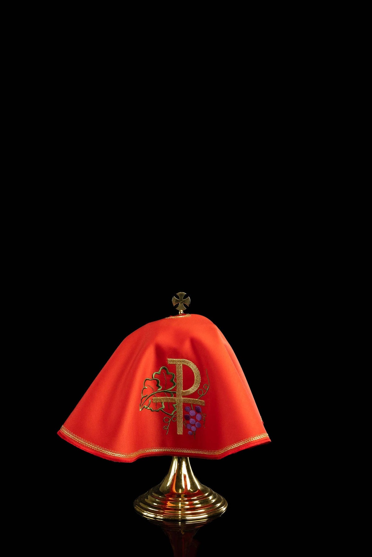 Rotes Ziboriumvelum mit PAX-Motiv, Vorderansicht mit goldener Stickerei, grünen Blättern und violetten Trauben