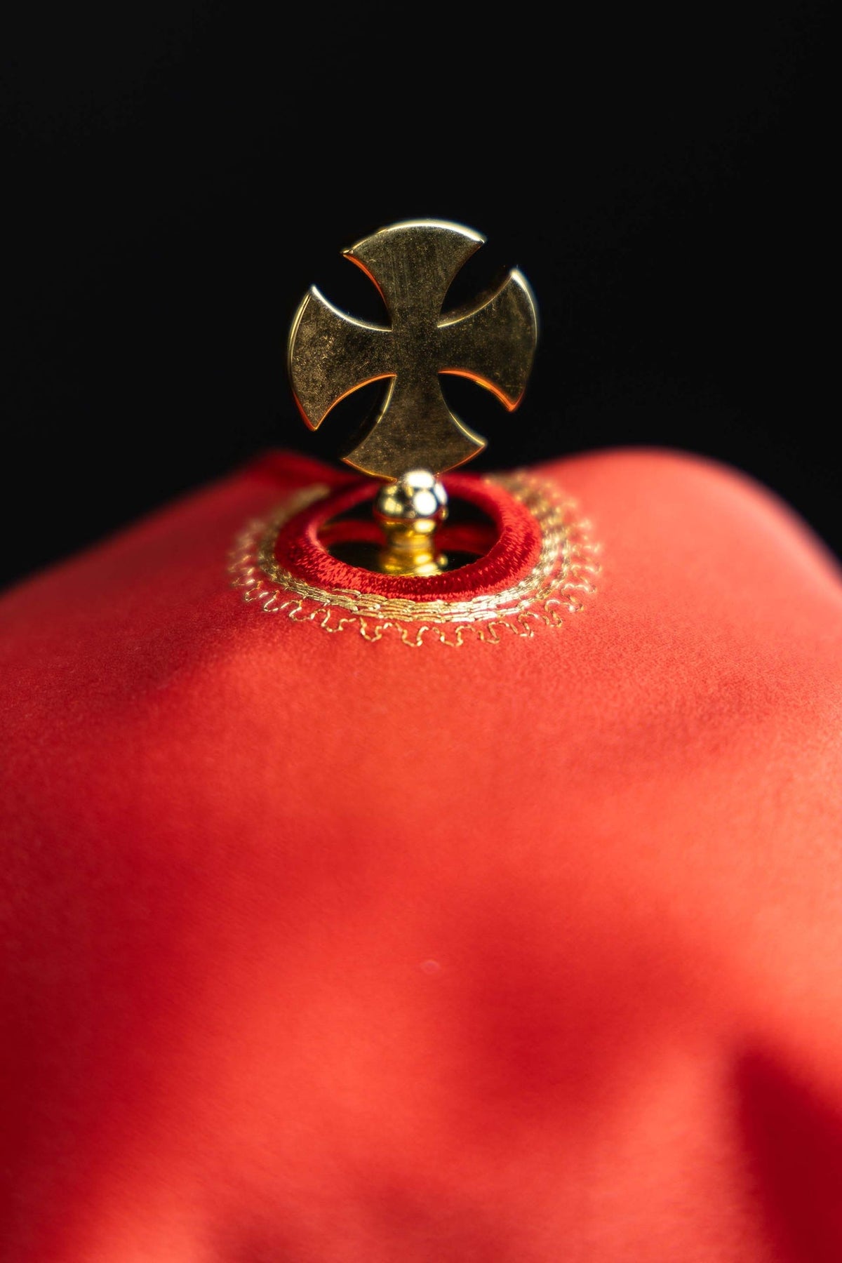 Ziboriumvelum; rot, Detail des goldenen Kreuzes am oberen Abschluss