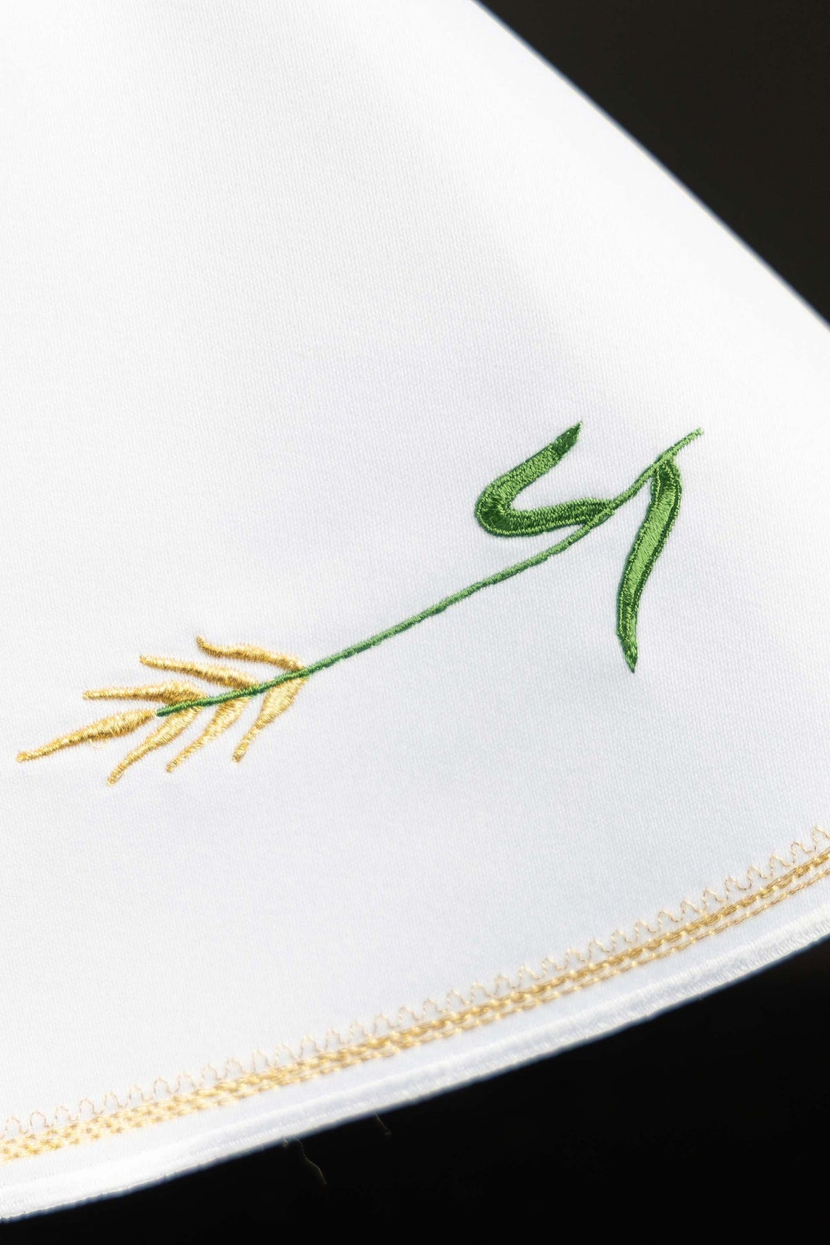 Ziboriumvelum, Detail der grünen und goldenen Ähren-Stickerei am Rand