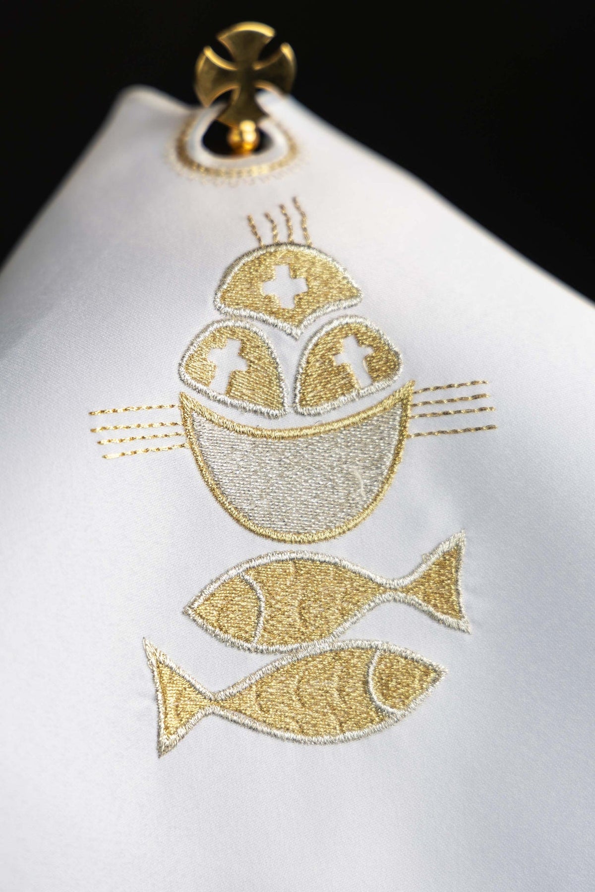 Ziboriumvelum, Nahaufnahme der goldenen Brot- und Fischstickerei