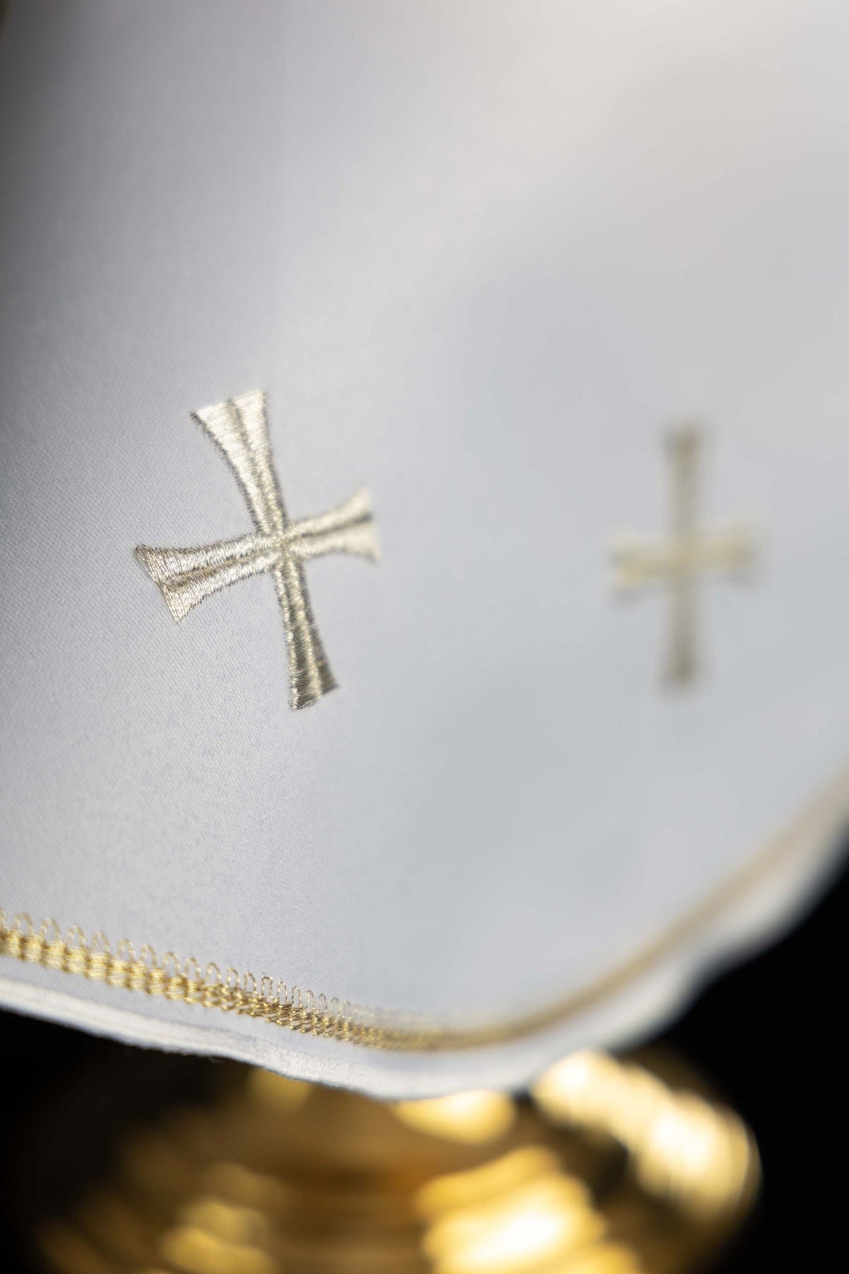 Ziboriumvelum, Detail eines silberfarbenen Kreuzes und goldenen Randes