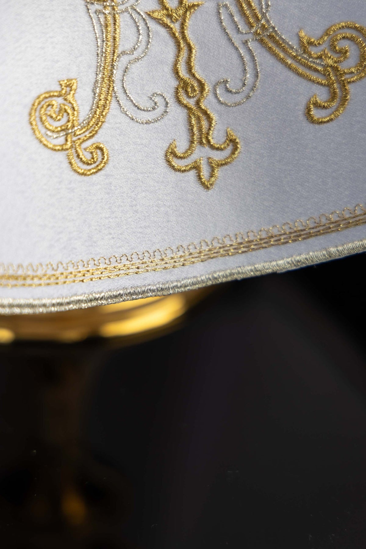 Ziboriumvelum mit goldener Marienstickerei, Detail der goldenen Randverzierung