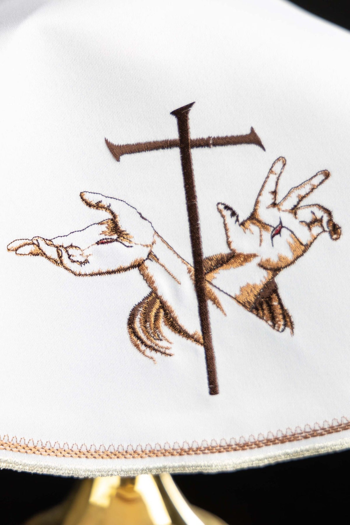Ziboriumvelum mit Stickerei, Nahaufnahme des franziskanischen Motivs mit Kreuz