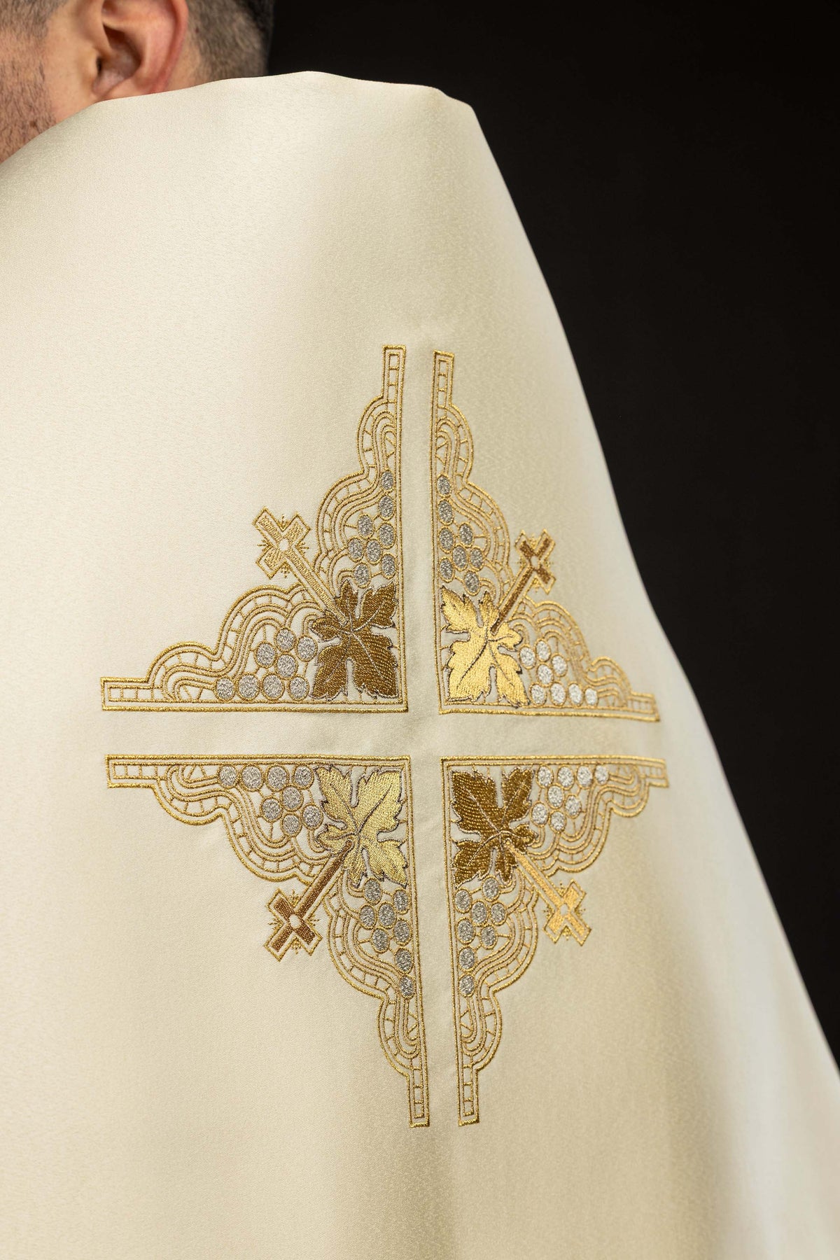 Schultervelum, Detail des goldfarben bestickten Kreuzes
