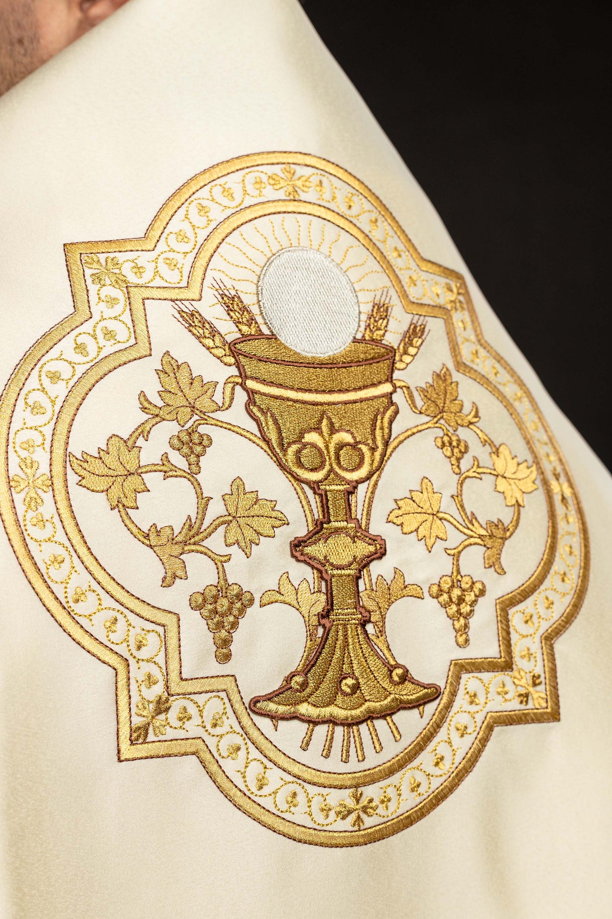 Schultervelum mit Kelchmotiv, Detail der goldenen Stickerei mit Hostie und Weinranken