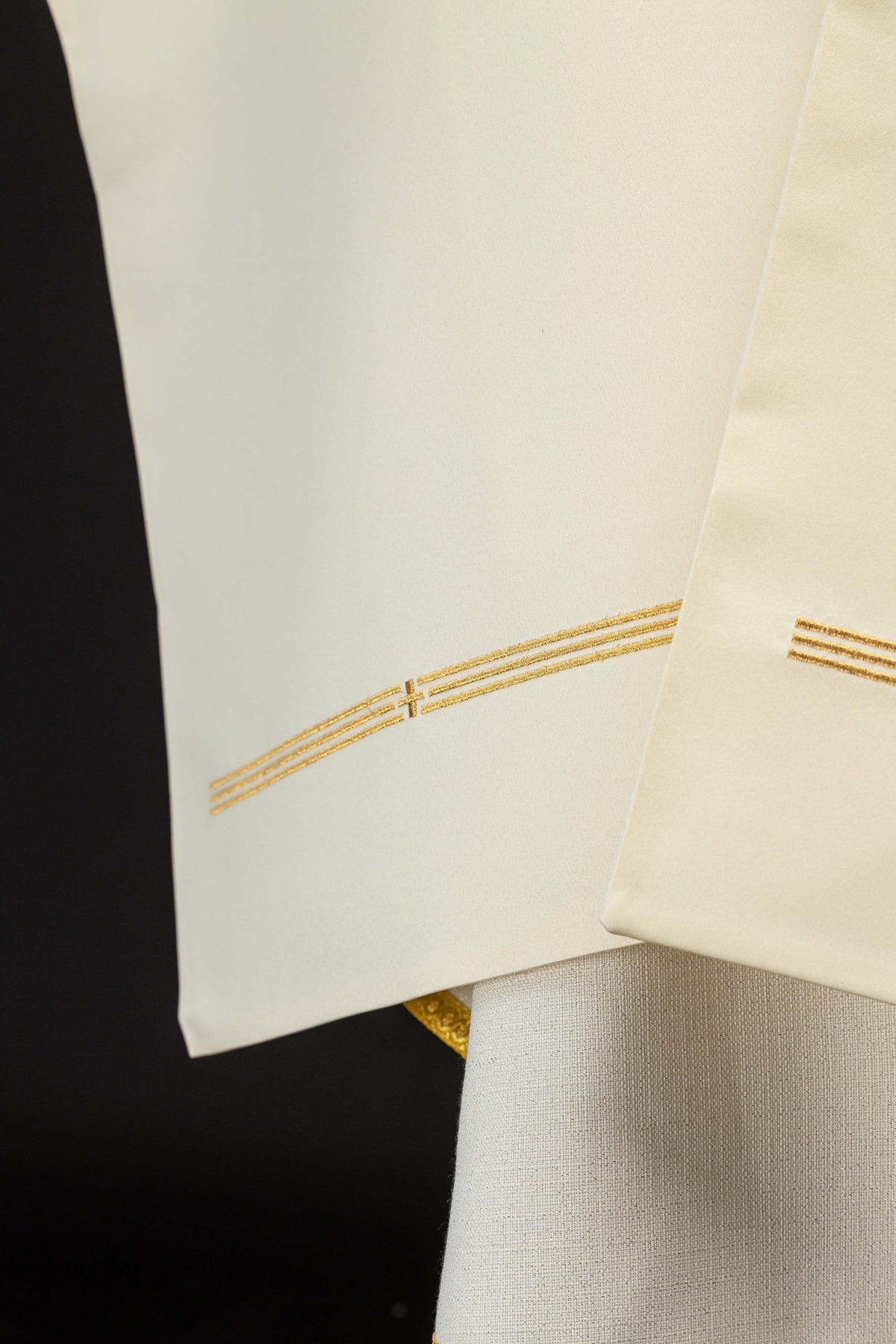 Schultervelum mit IHS-Motiv, Detail der goldfarbenen Linienverzierung