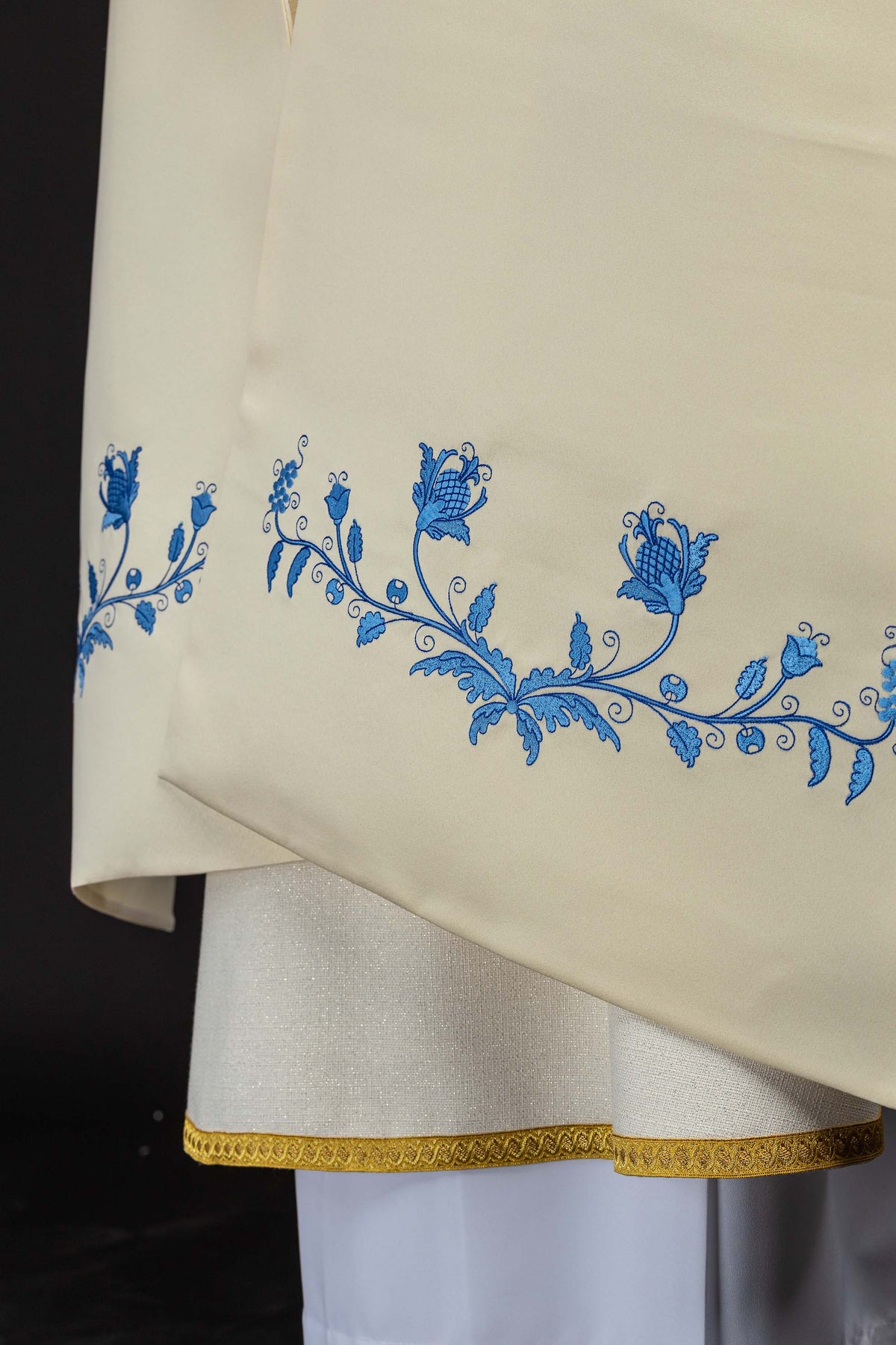 Schultervelum, Ecru-Seite mit blau besticktem Blumenornament und Goldborte
