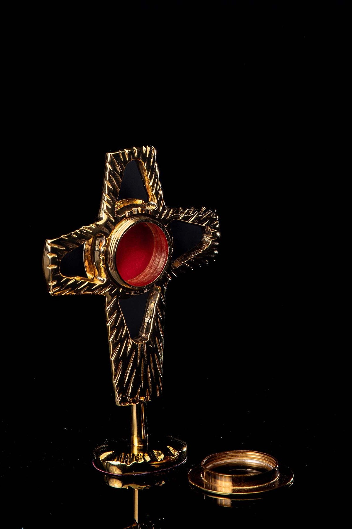 Reliquiar in Seitenansicht mit roter Reliquienkapsel und abnehmbarem Ring