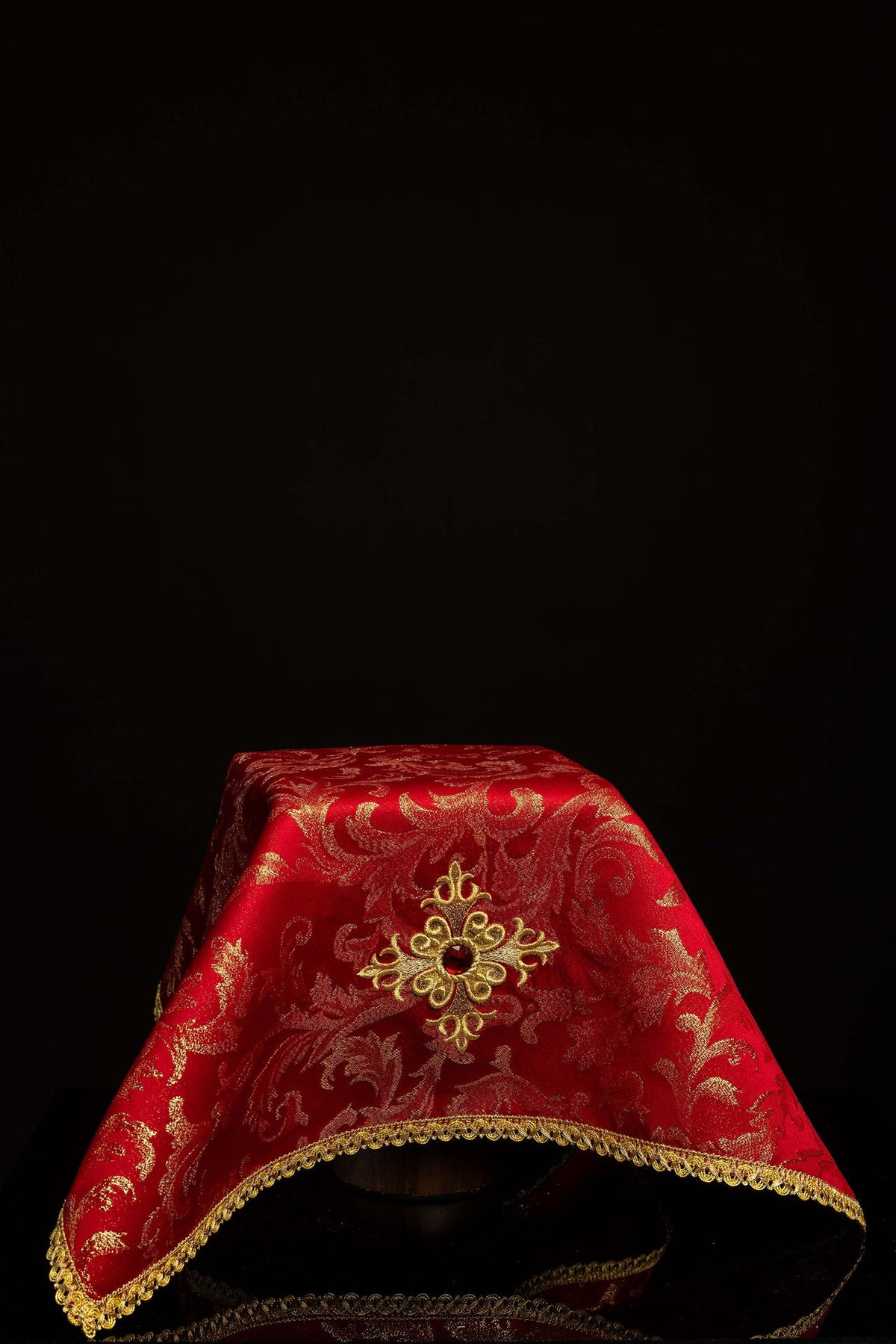 Rotes besticktes Kelchvelum mit Kreuzmotiv und rotem Dekostein, Gesamtansicht mit Goldborte