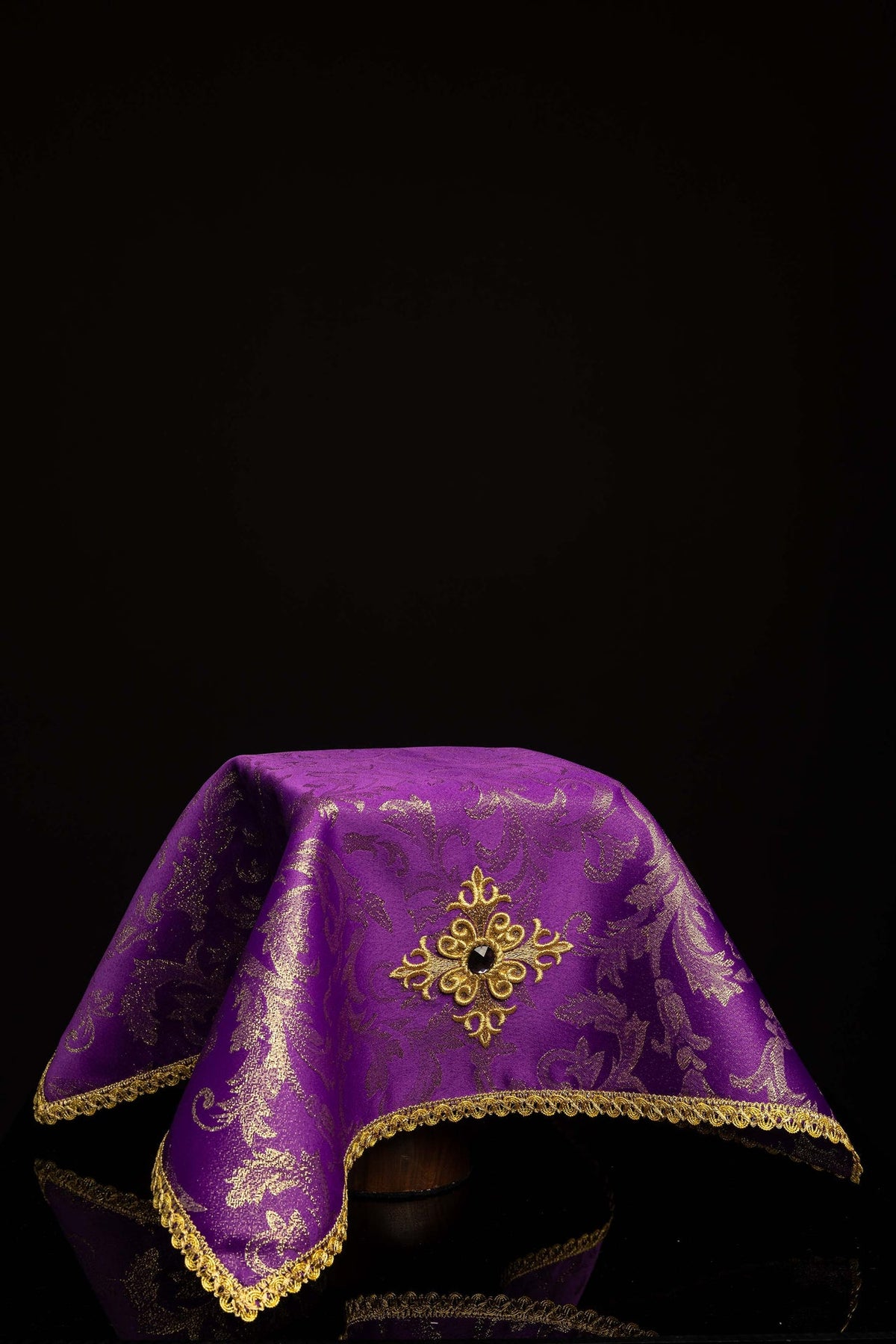 Violettes besticktes Kelchvelum mit Kreuzmotiv und dunklem Dekostein, Gesamtansicht