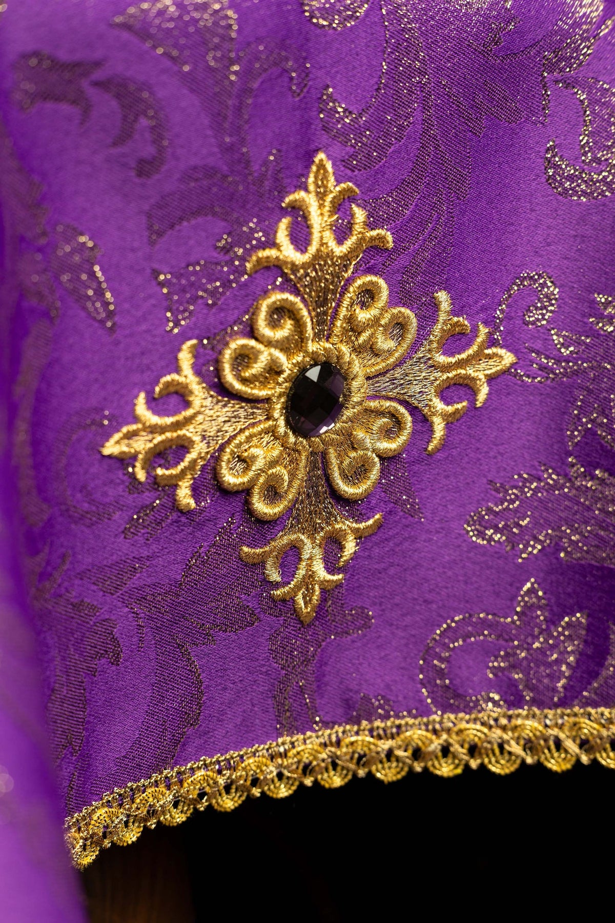 Kelchvelum, Nahaufnahme des goldenen Kreuzmotivs mit dunklem Dekostein