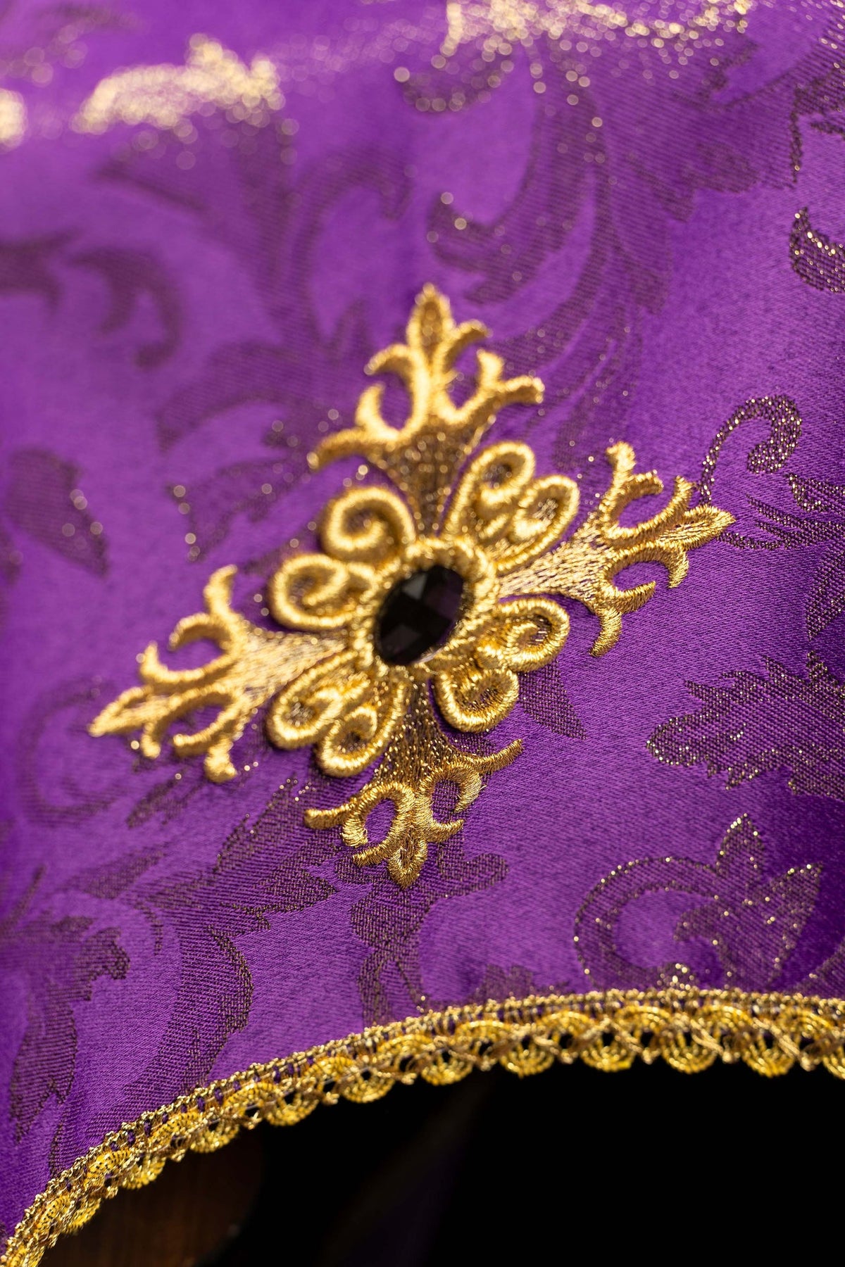 Kelchvelum, Nahaufnahme des goldenen Kreuzmotivs und der Spitzenborte