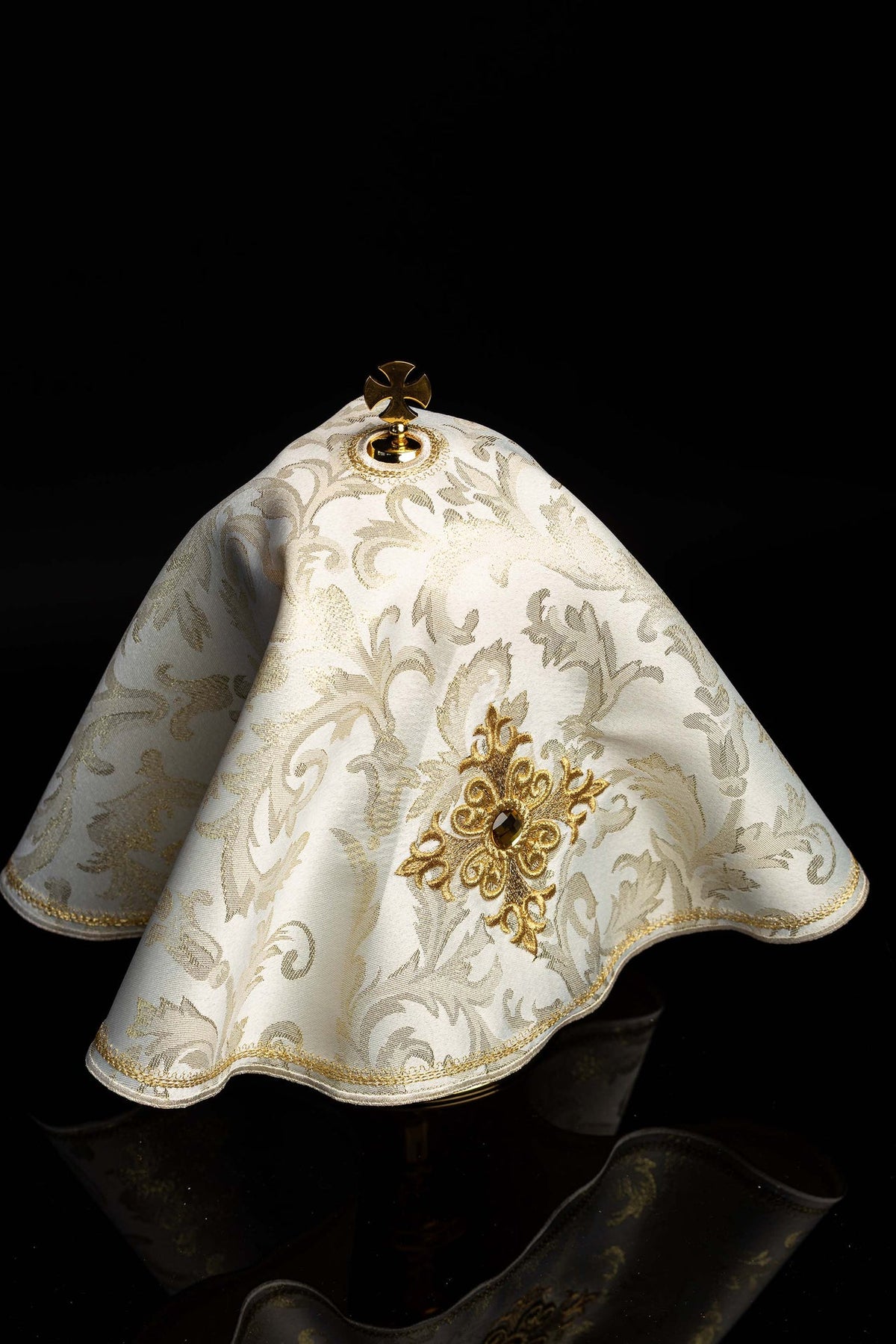 Ziboriumvelum, seitliche Ansicht mit floralem Muster, Kreuz und goldener Randborte