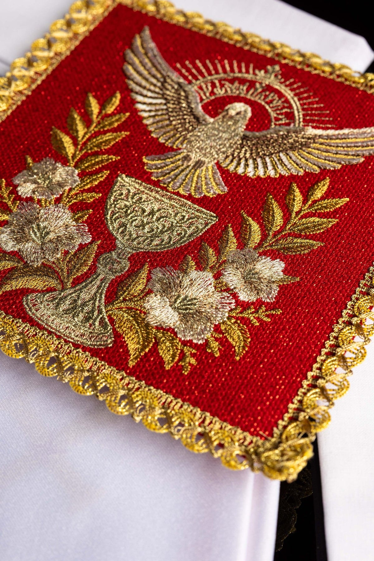 Rote bestickte Bursa mit dem Heiligen Geist, Kelch, Blumen und goldener Borte