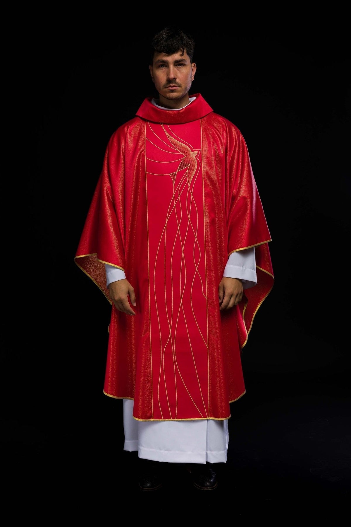 Rotes Messgewand von vorn mit goldener Taubenstickerei und goldener Einfassung