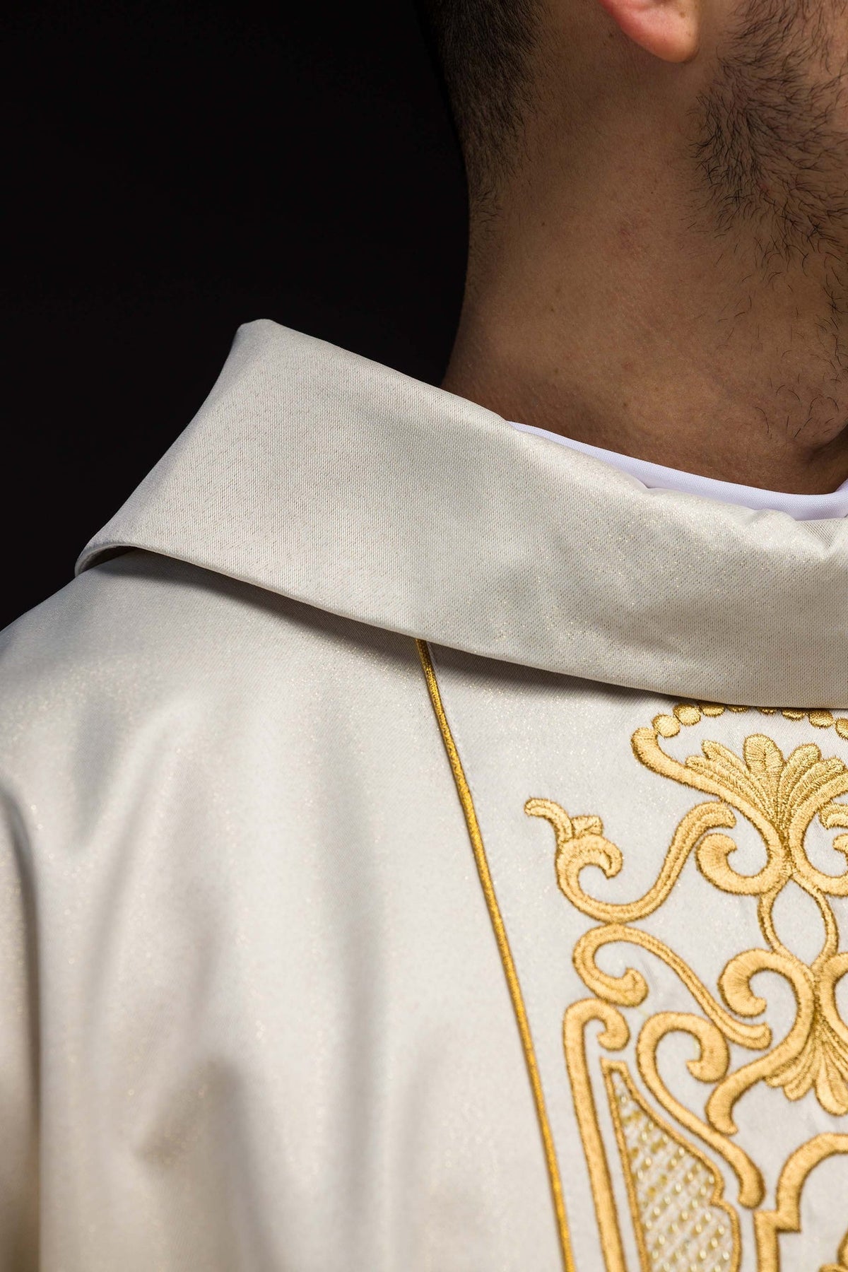 Messgewand, Nahaufnahme des schimmernden weißen Stoffes und goldenen Kragens