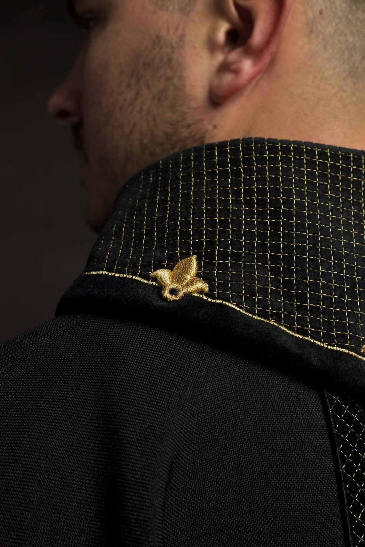 Schwarzes Messgewand, Rückansicht mit goldenem Kreuzmotiv