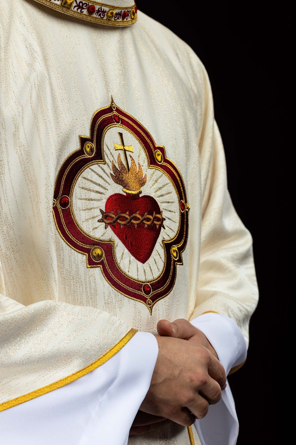 Kasel, seitliche Vorderansicht mit Herz-Jesu-Motiv und goldener Saumborte