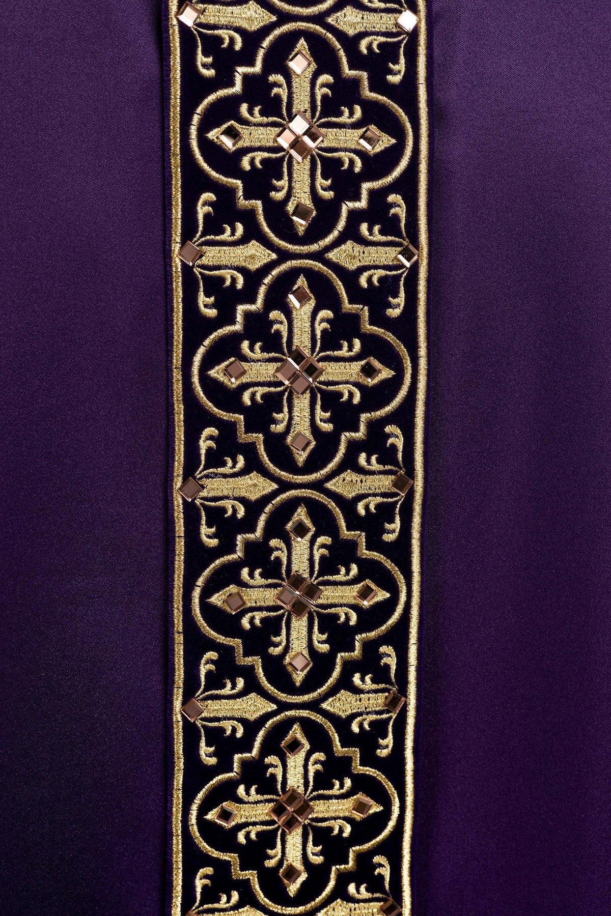 Lila Messgewand mit schmalem Band und eingefassten Schmucksteinen, Detail vorne