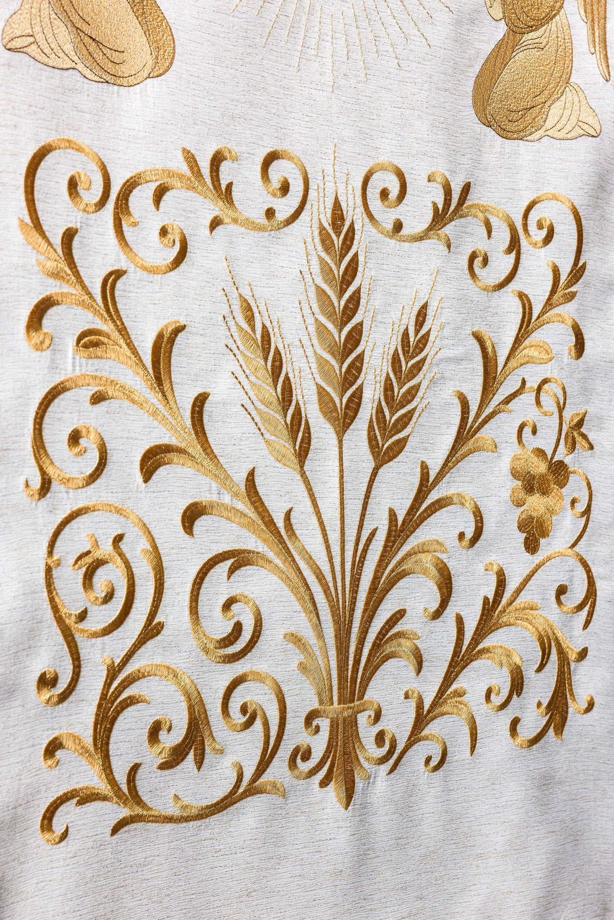 Lektorpulttuch mit IHS, Detail eines bestickten Engels in Gold