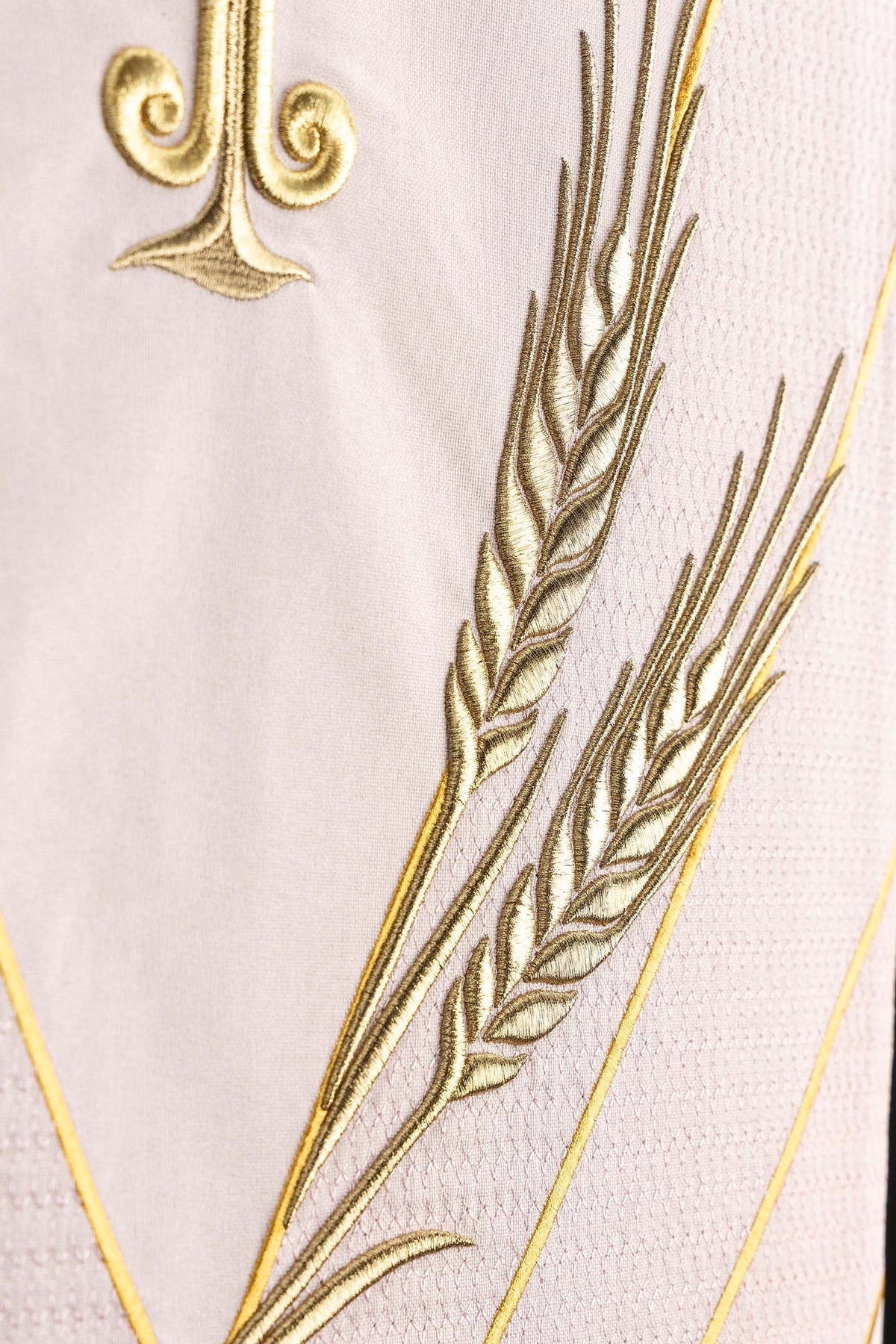 Antependium mit Detail der goldenen Ähren neben dem Kreuz