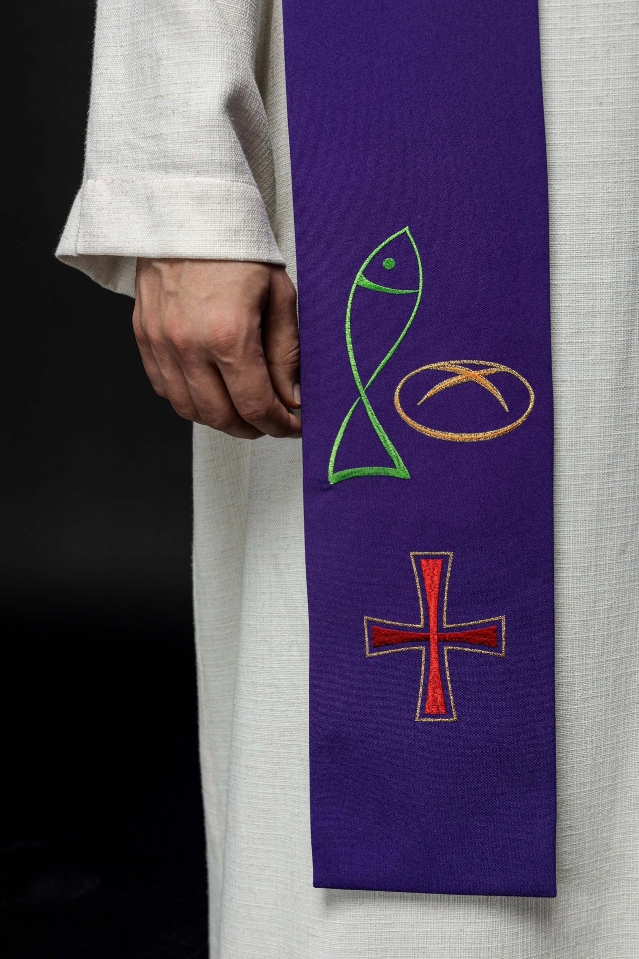 Lila bestickte Priesterstola Fischbrot Kreuz - MESSGEWANDER.DE