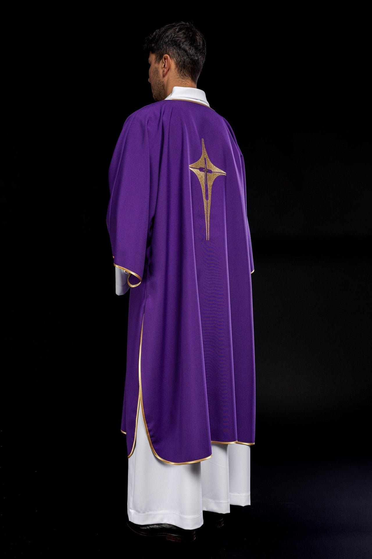 Lila Dalmatiner mit gesticktem Goldkreuz - MESSGEWANDER.DE