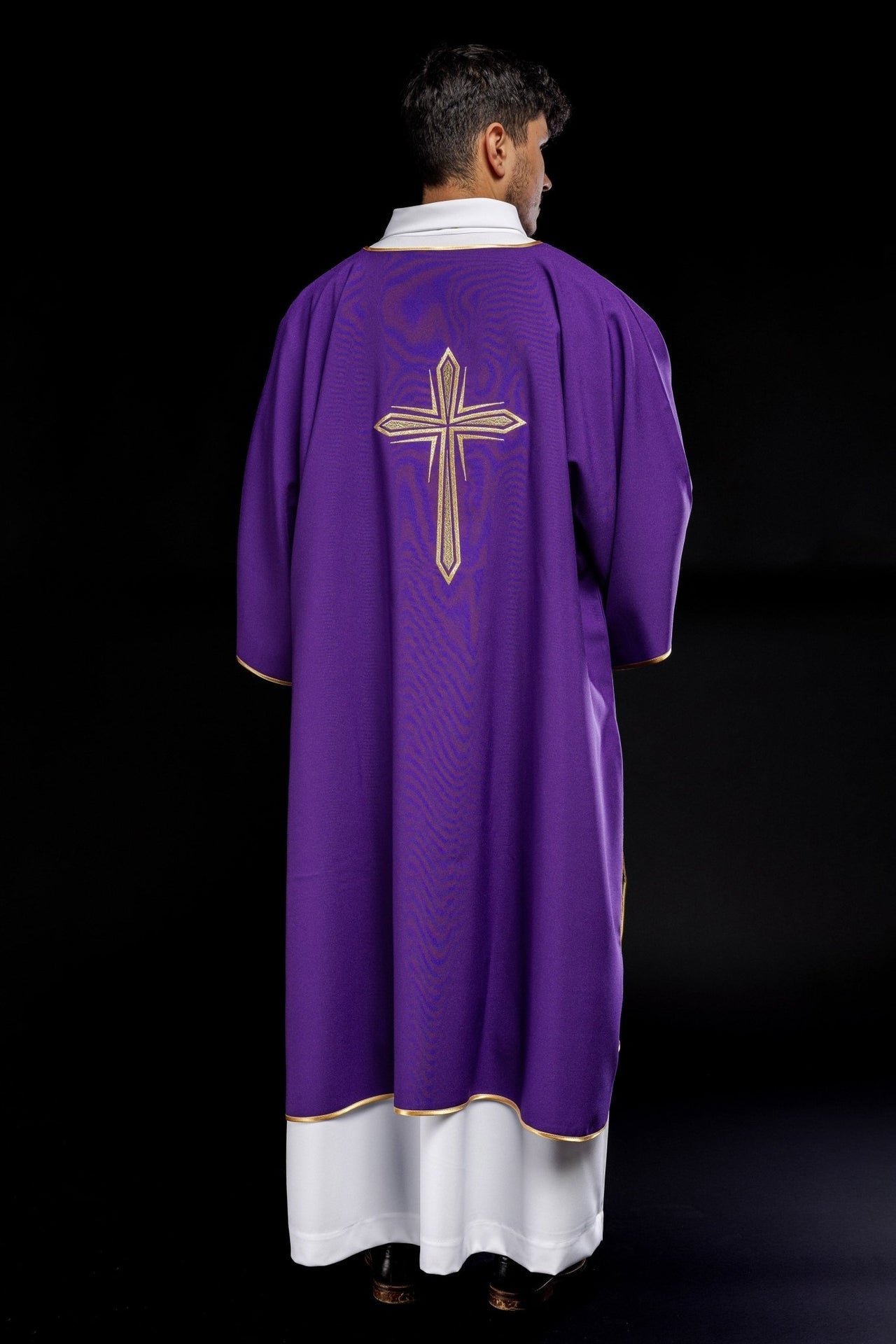 Lila Dalmatiner mit gesticktem Goldkreuz - MESSGEWANDER.DE