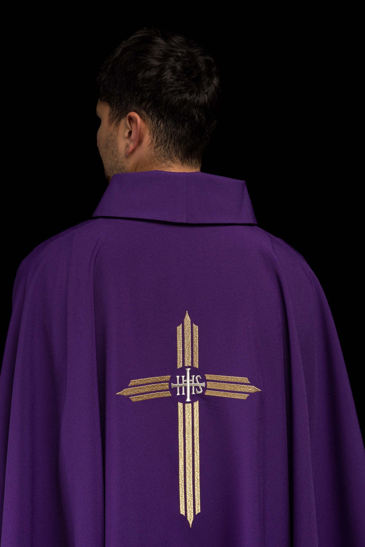 Lila gesticktes Messgewand mit IHS-Kreuz - MESSGEWANDER.DE
