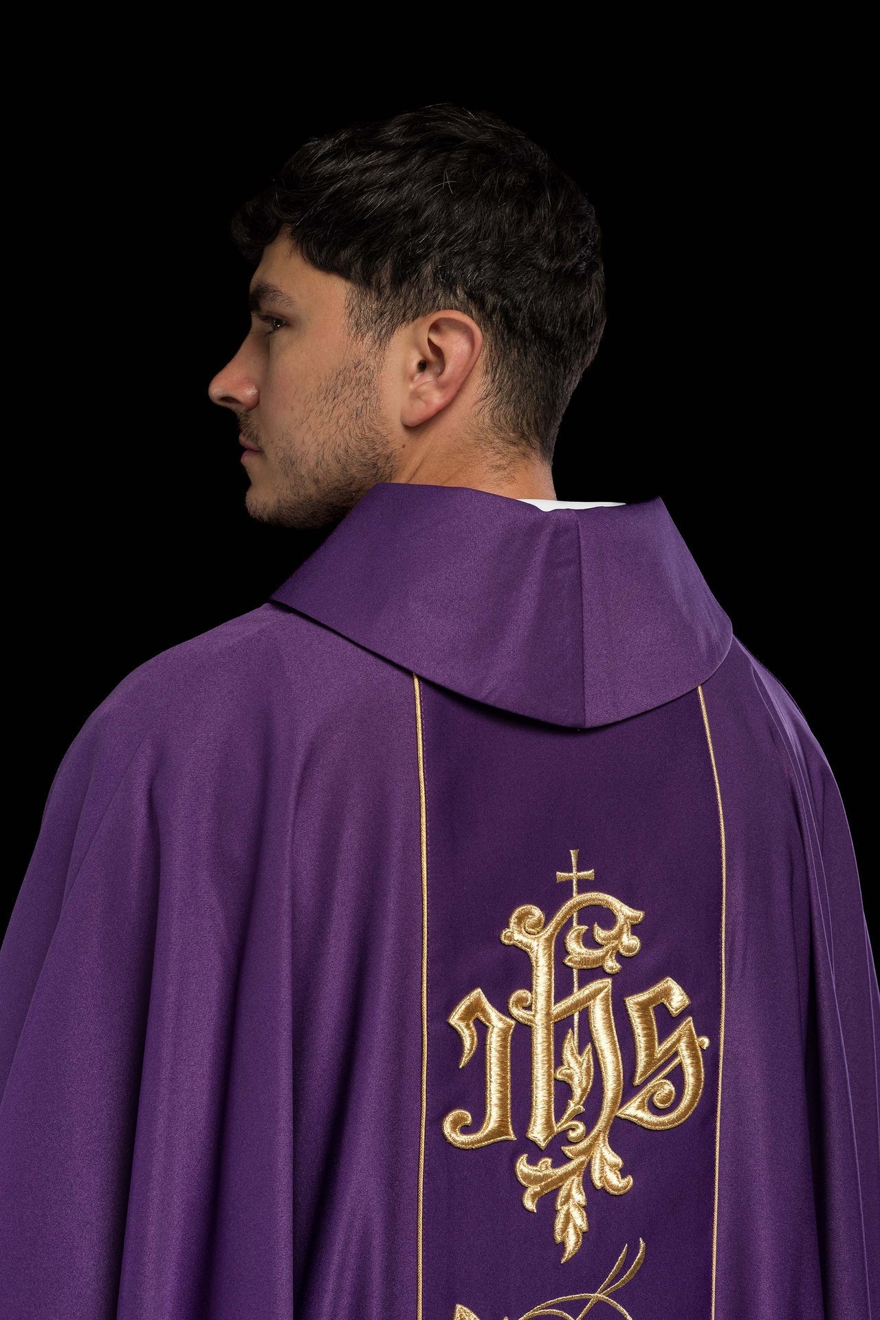 Lila liturgisches Messgewand mit reich verziertem Gürtel mit Blumenmotiv und IHS - MESSGEWANDER.DE