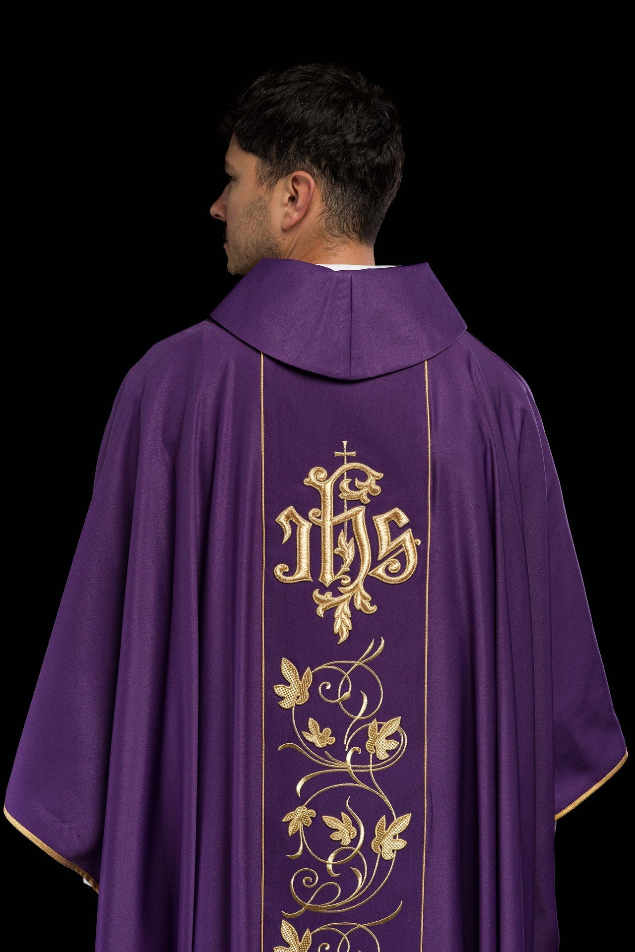 Lila liturgisches Messgewand mit reich verziertem Gürtel mit Blumenmotiv und IHS - MESSGEWANDER.DE