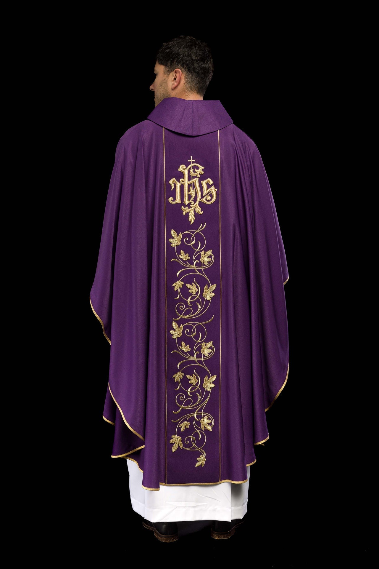 Lila liturgisches Messgewand mit reich verziertem Gürtel mit Blumenmotiv und IHS - MESSGEWANDER.DE