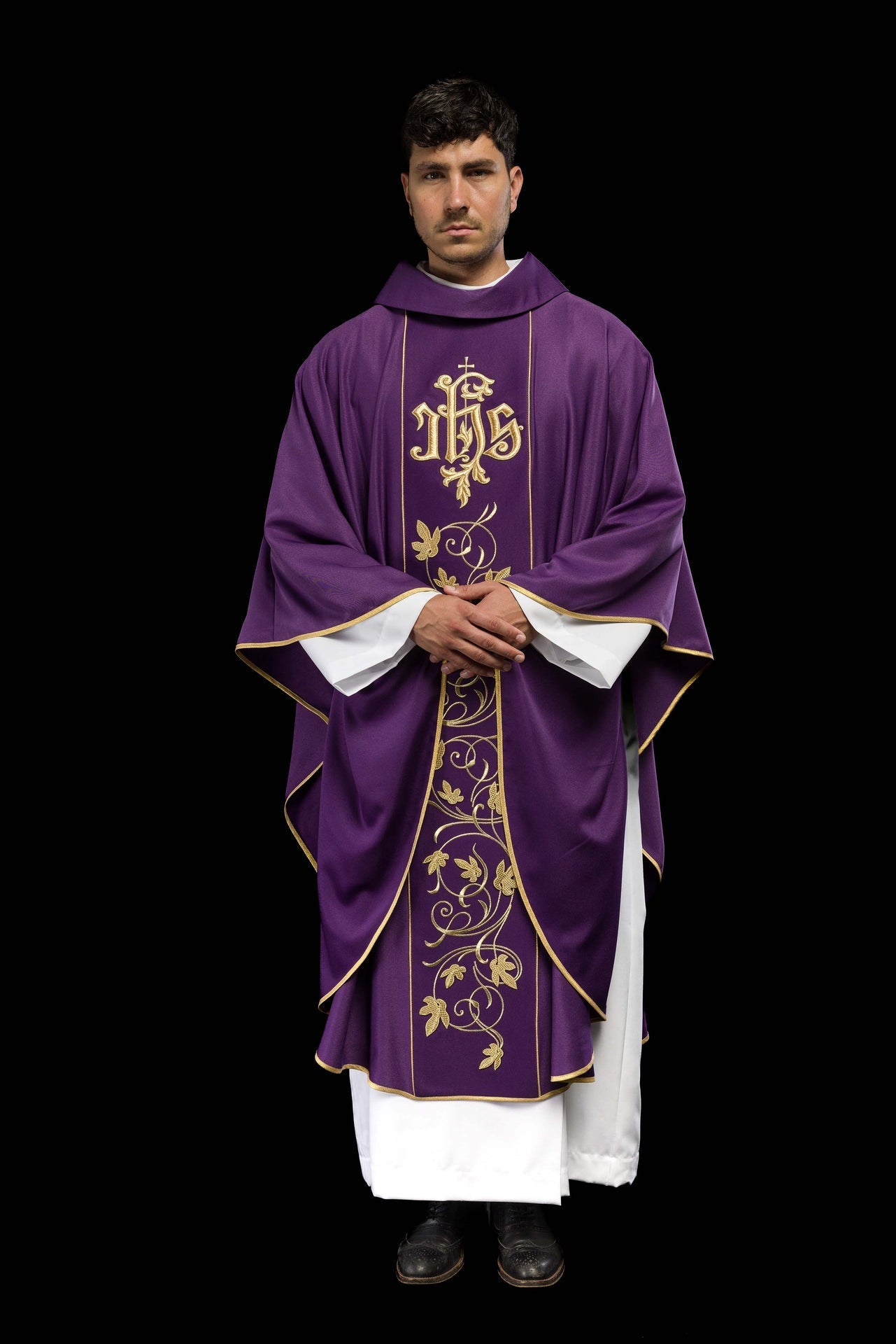 Lila liturgisches Messgewand mit reich verziertem Gürtel mit Blumenmotiv und IHS - MESSGEWANDER.DE