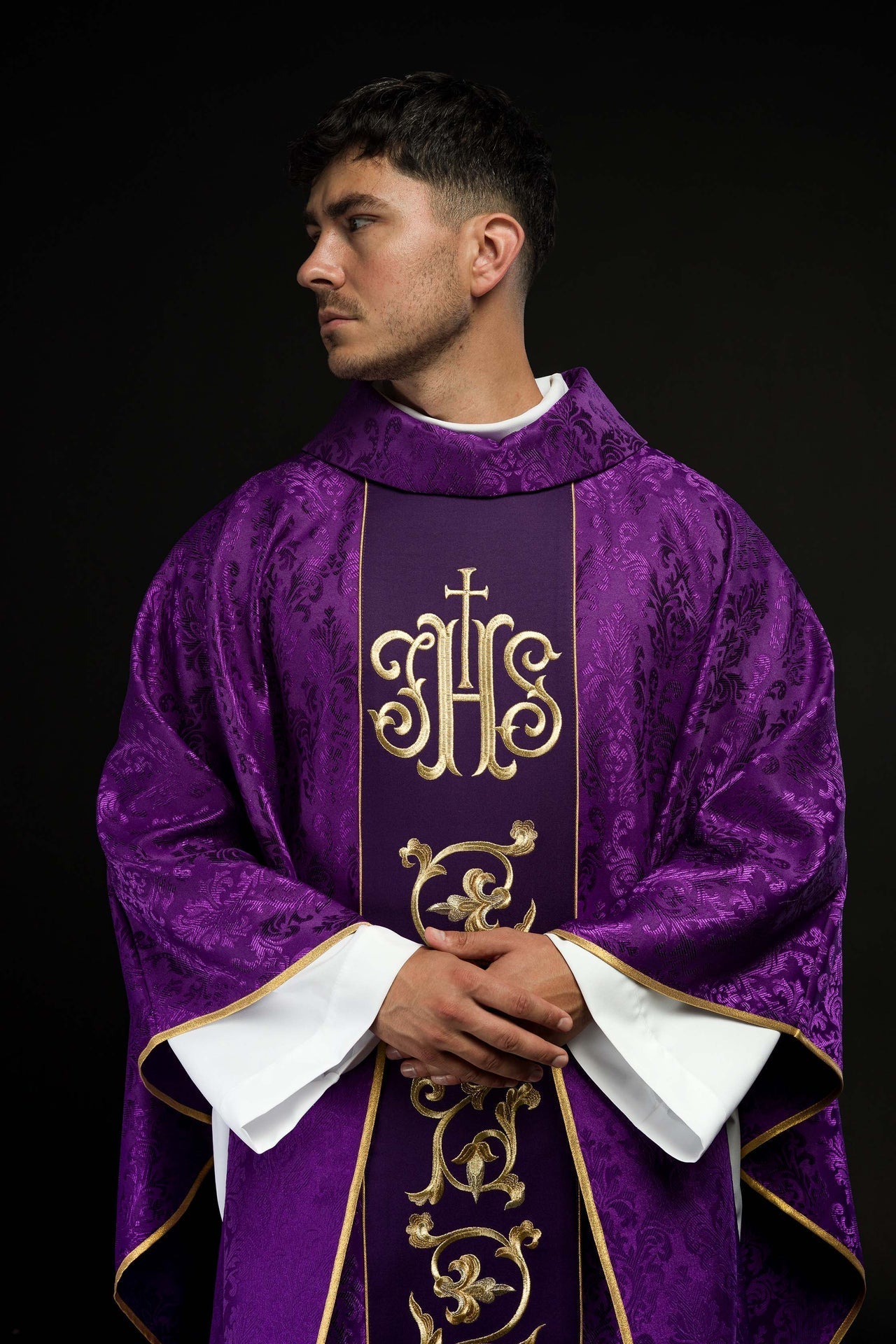 Lila liturgisches Messgewand mit reich verziertem IHS-Gürtel - MESSGEWANDER.DE