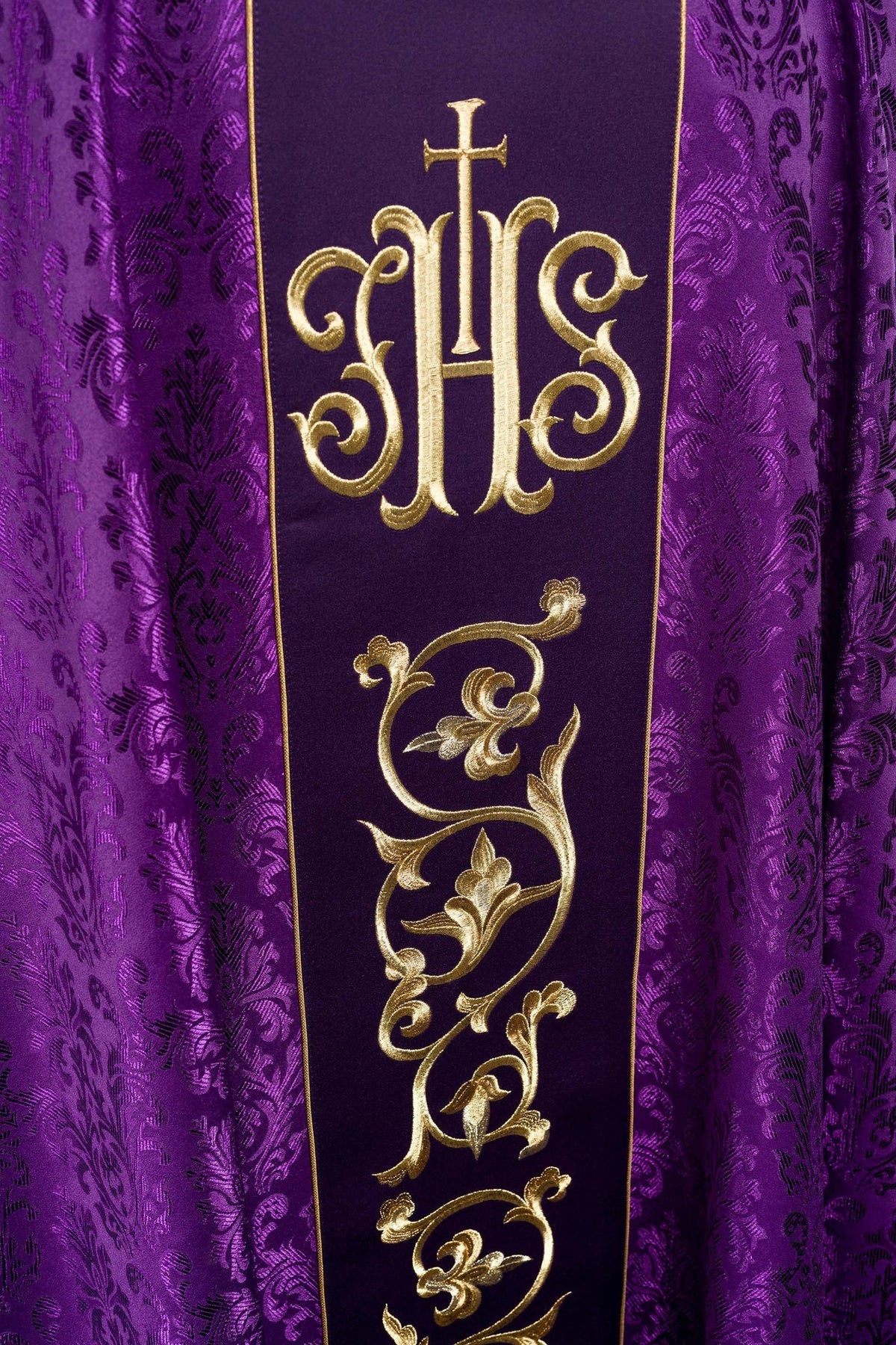 Lila liturgisches Messgewand mit reich verziertem IHS-Gürtel - MESSGEWANDER.DE