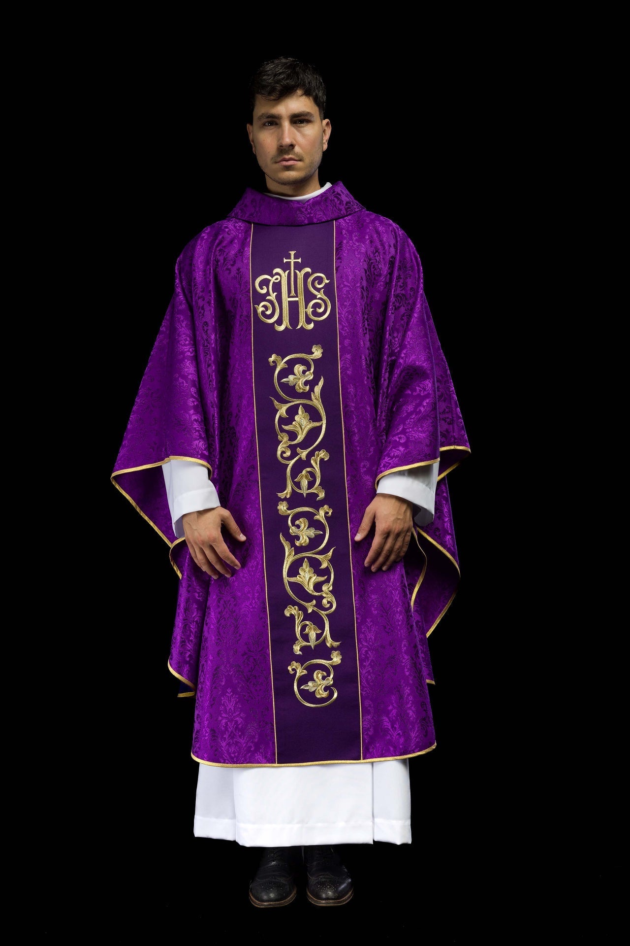 Lila liturgisches Messgewand mit reich verziertem IHS-Gürtel - MESSGEWANDER.DE