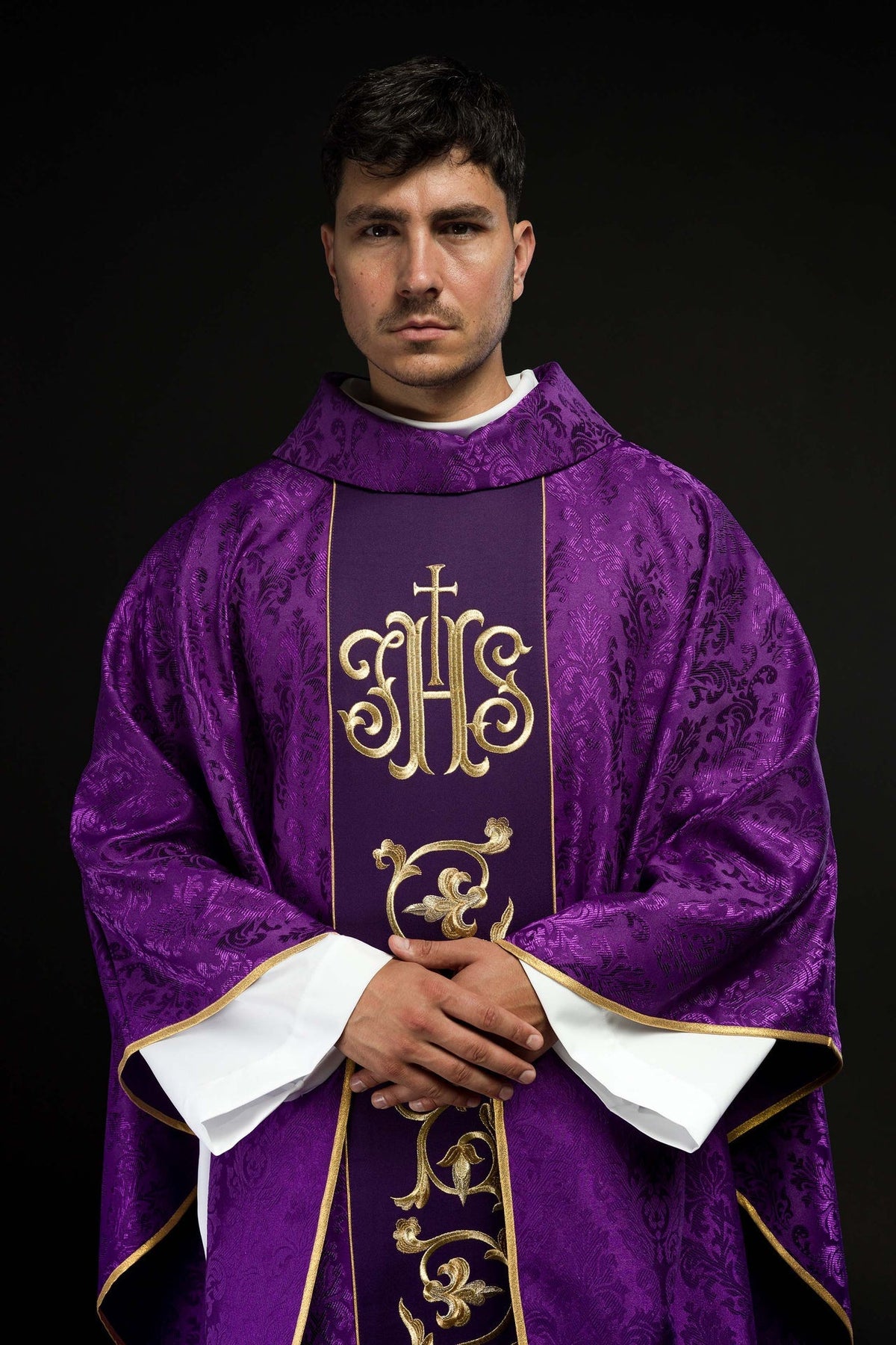 Lila liturgisches Messgewand mit reich verziertem IHS-Gürtel - MESSGEWANDER.DE