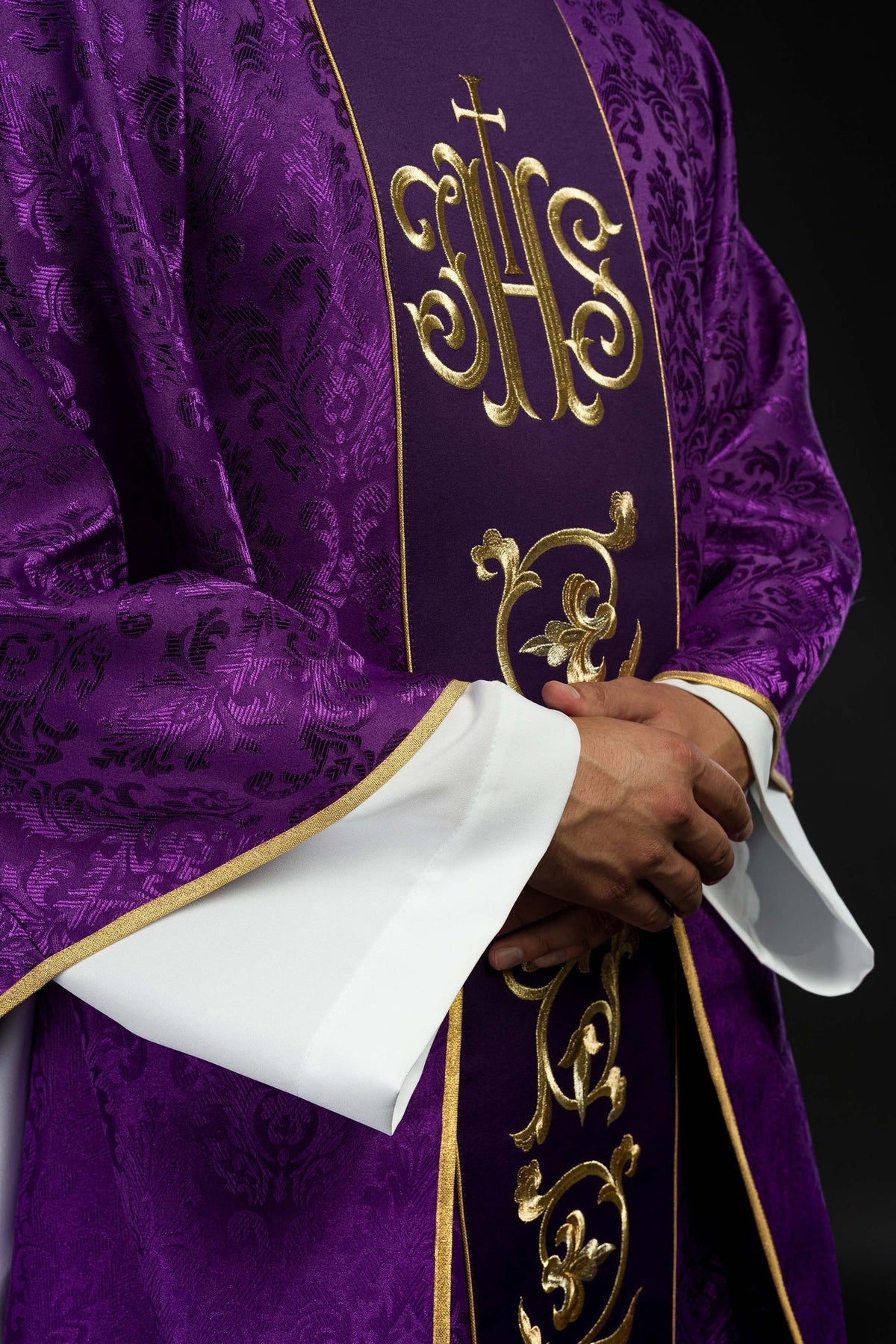 Lila liturgisches Messgewand mit reich verziertem IHS-Gürtel - MESSGEWANDER.DE