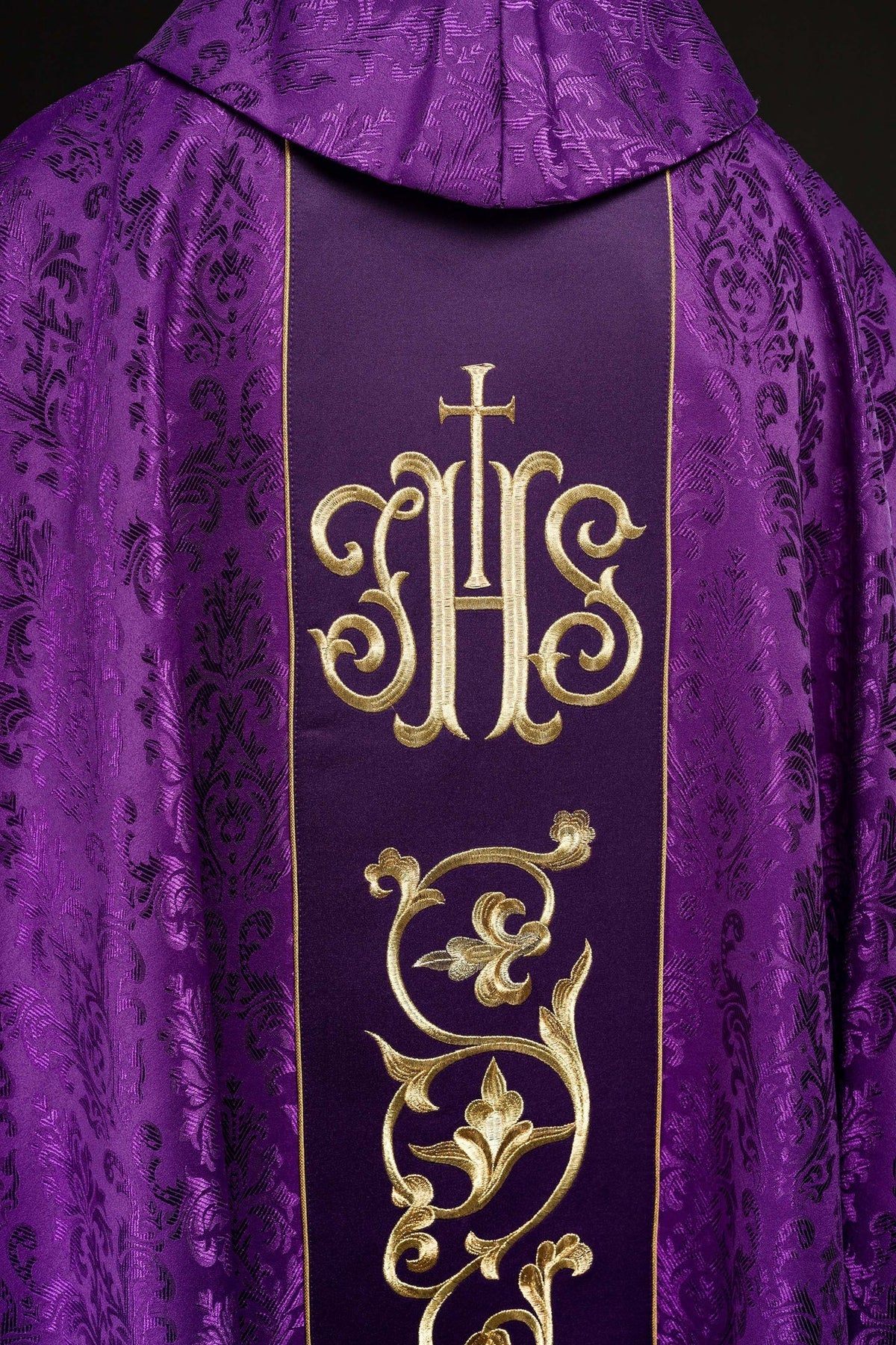 Lila liturgisches Messgewand mit reich verziertem IHS-Gürtel - MESSGEWANDER.DE