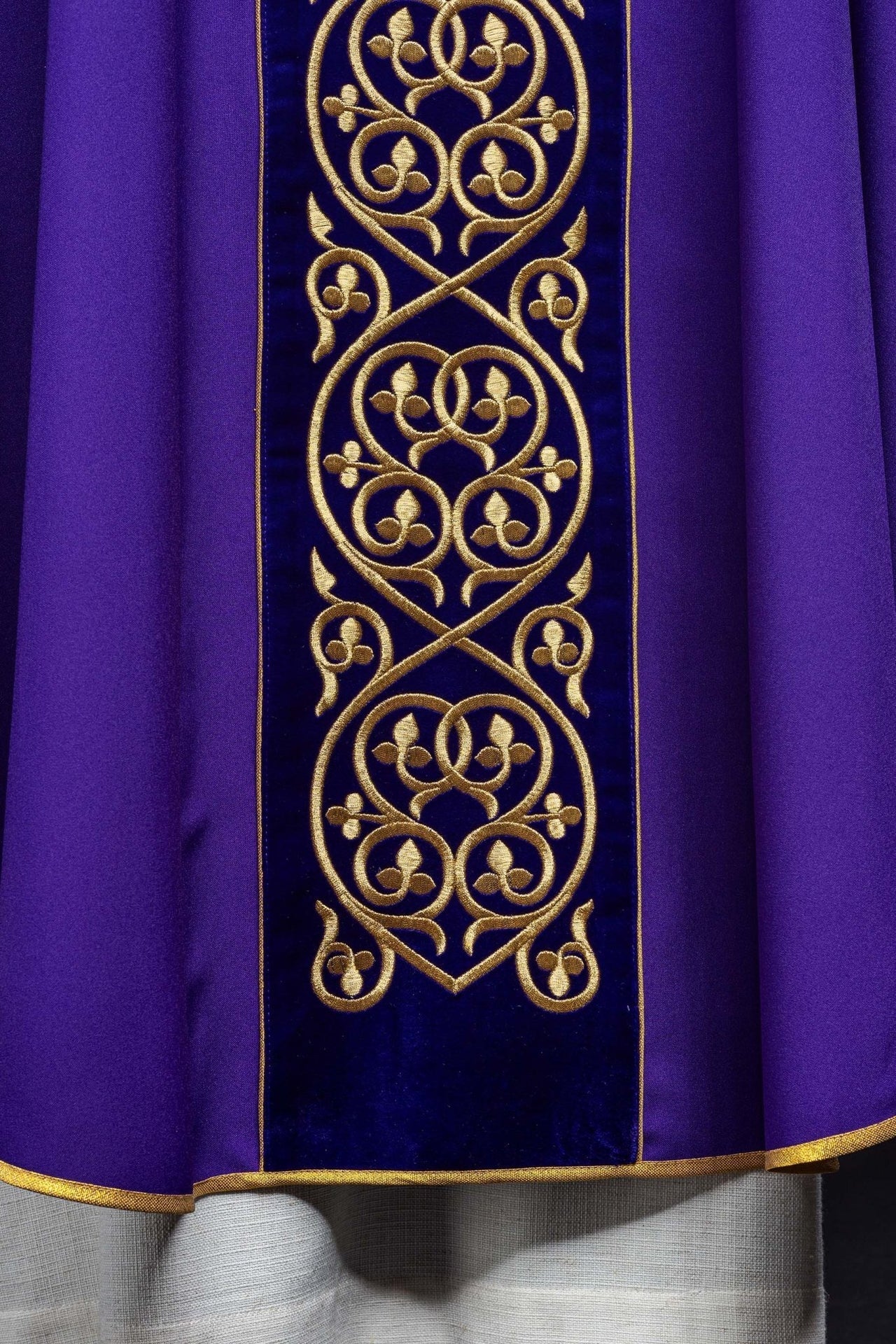 Lila liturgisches Messgewand mit Stickerei auf Samt verziert - MESSGEWANDER.DE